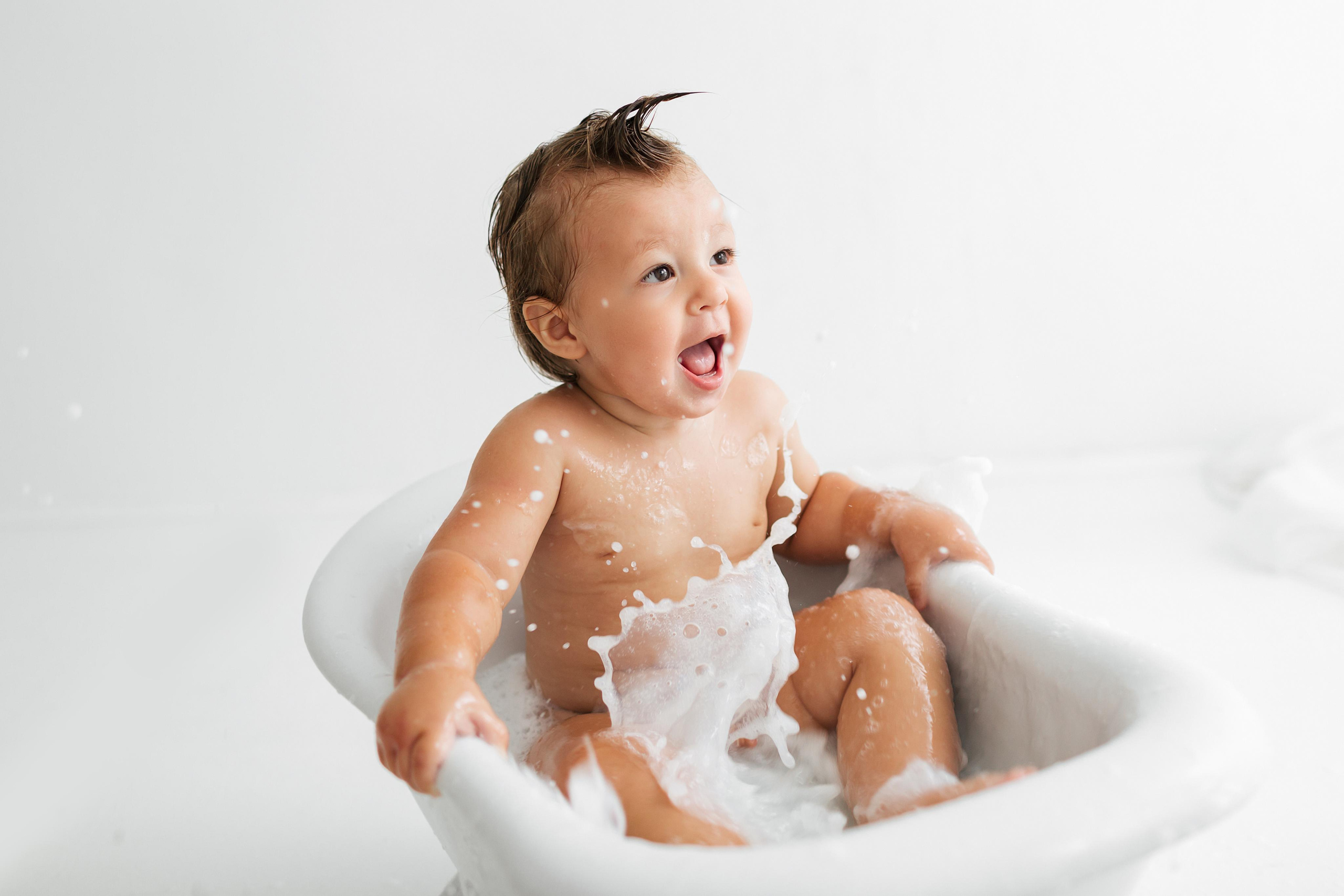 Купание малыша в ванне