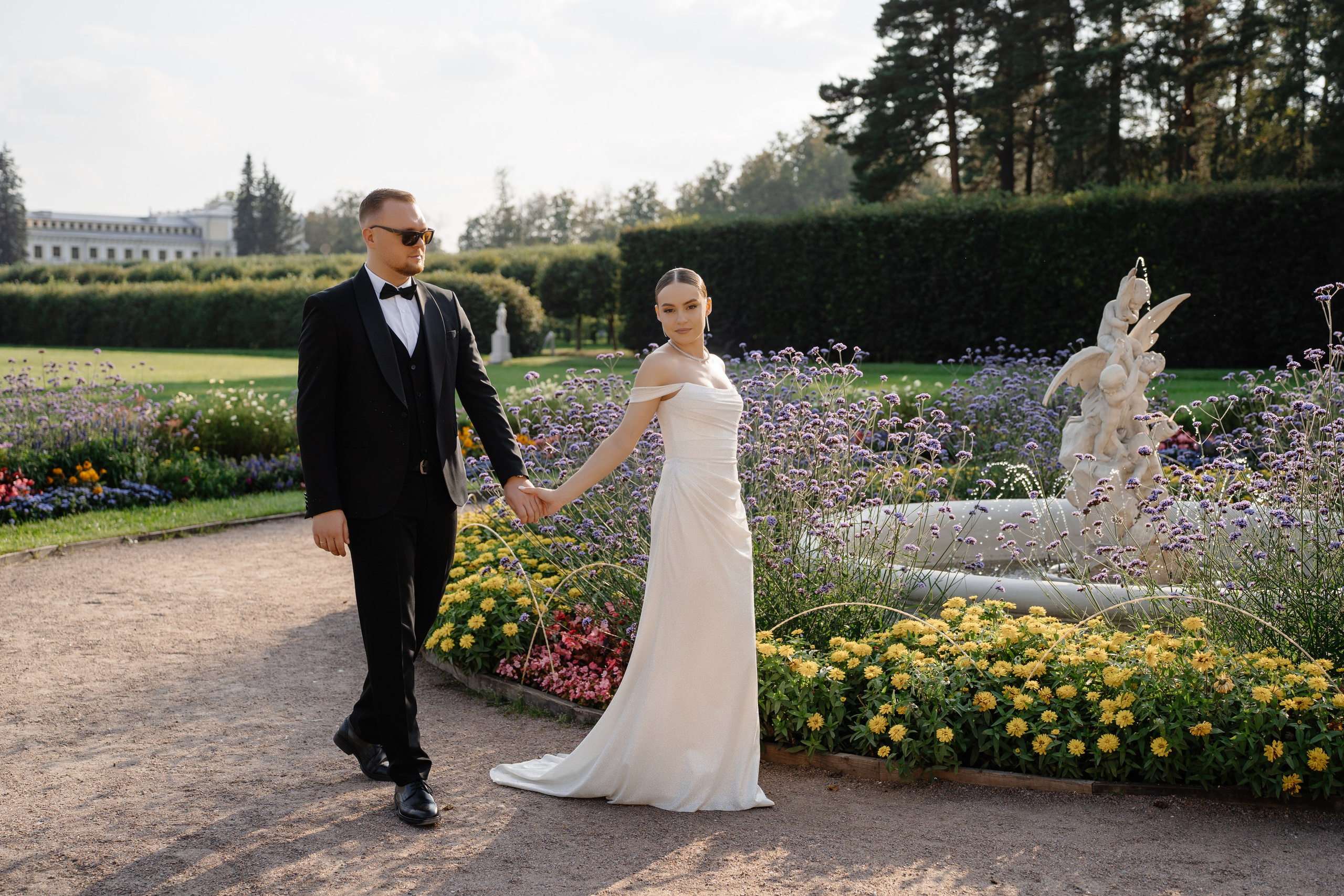 Фотограф снимает свадебную фотосессию в парке Архангельское