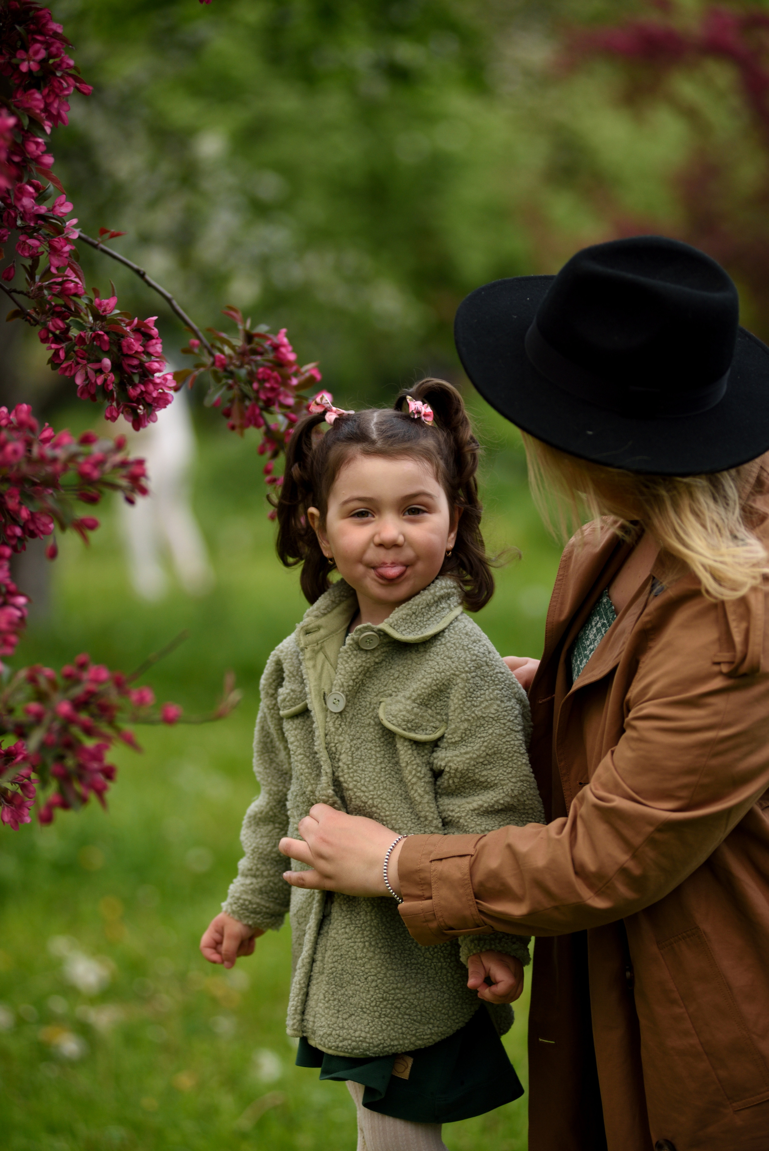 Геля и Маша. Прогулка в яблоневом саду. Фотограф в Санкт Петербурге Александра Вильдгрубе
