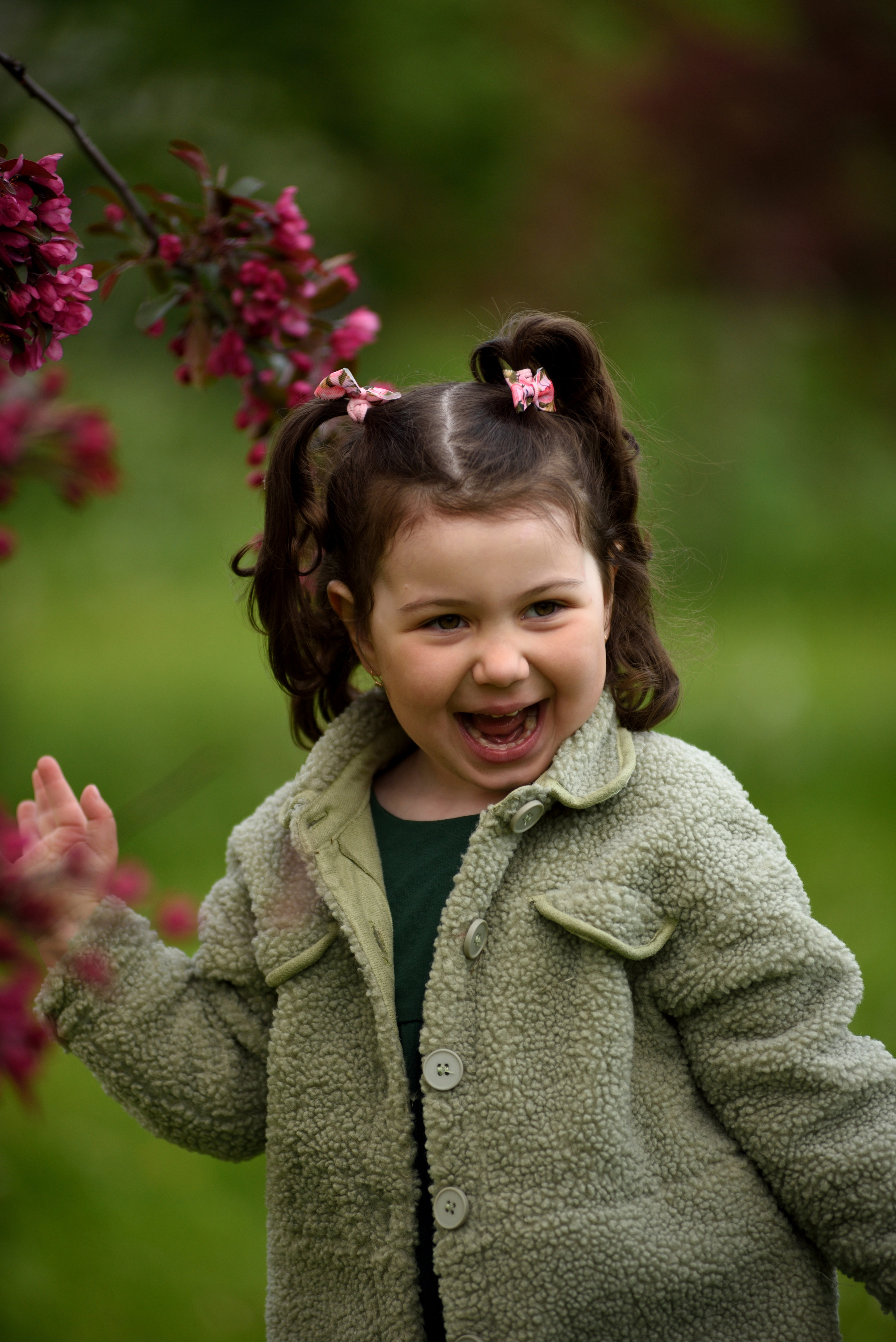 Геля и Маша. Прогулка в яблоневом саду. Фотограф в Санкт Петербурге Александра Вильдгрубе