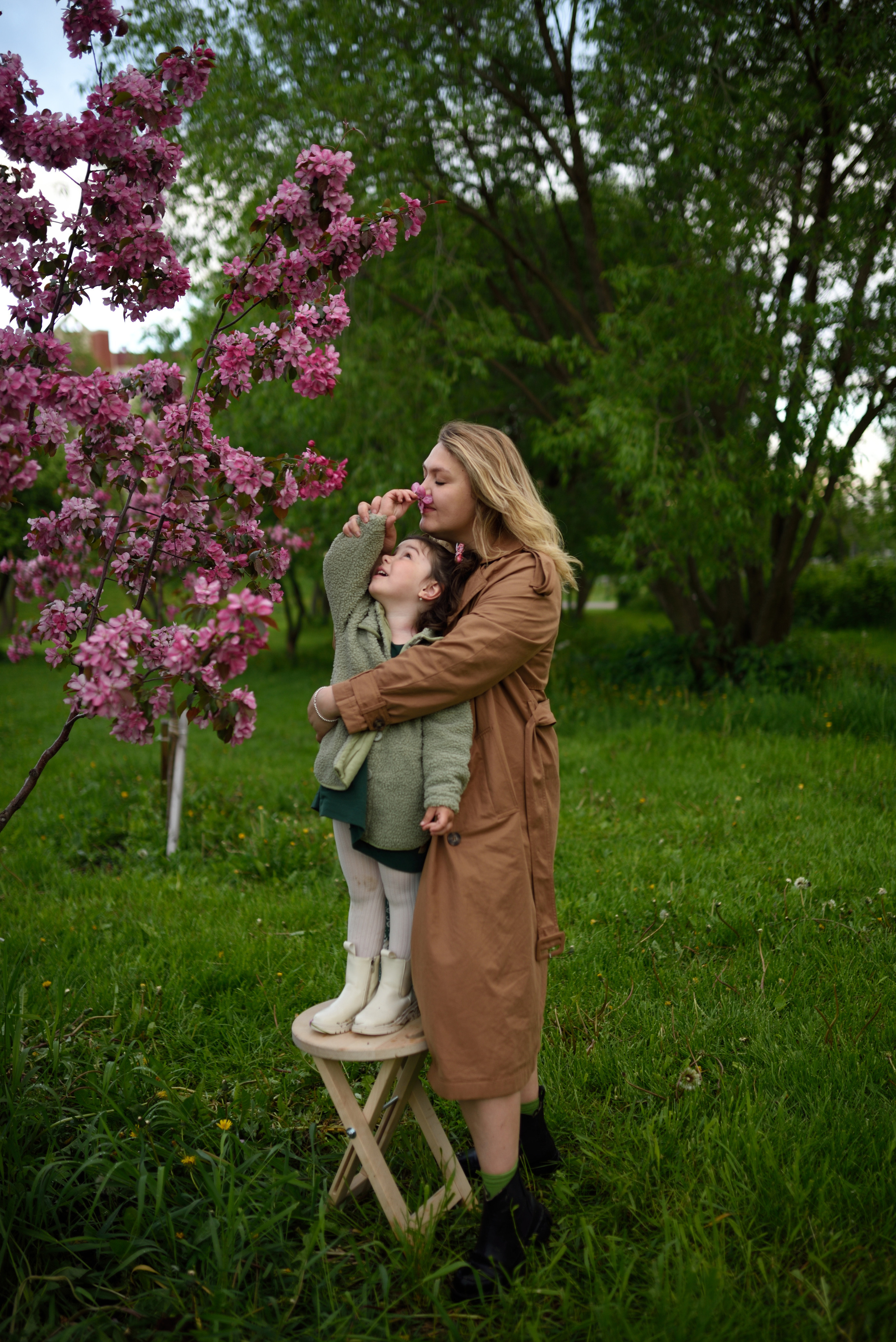 Геля и Маша. Прогулка в яблоневом саду. Фотограф в Санкт Петербурге Александра Вильдгрубе