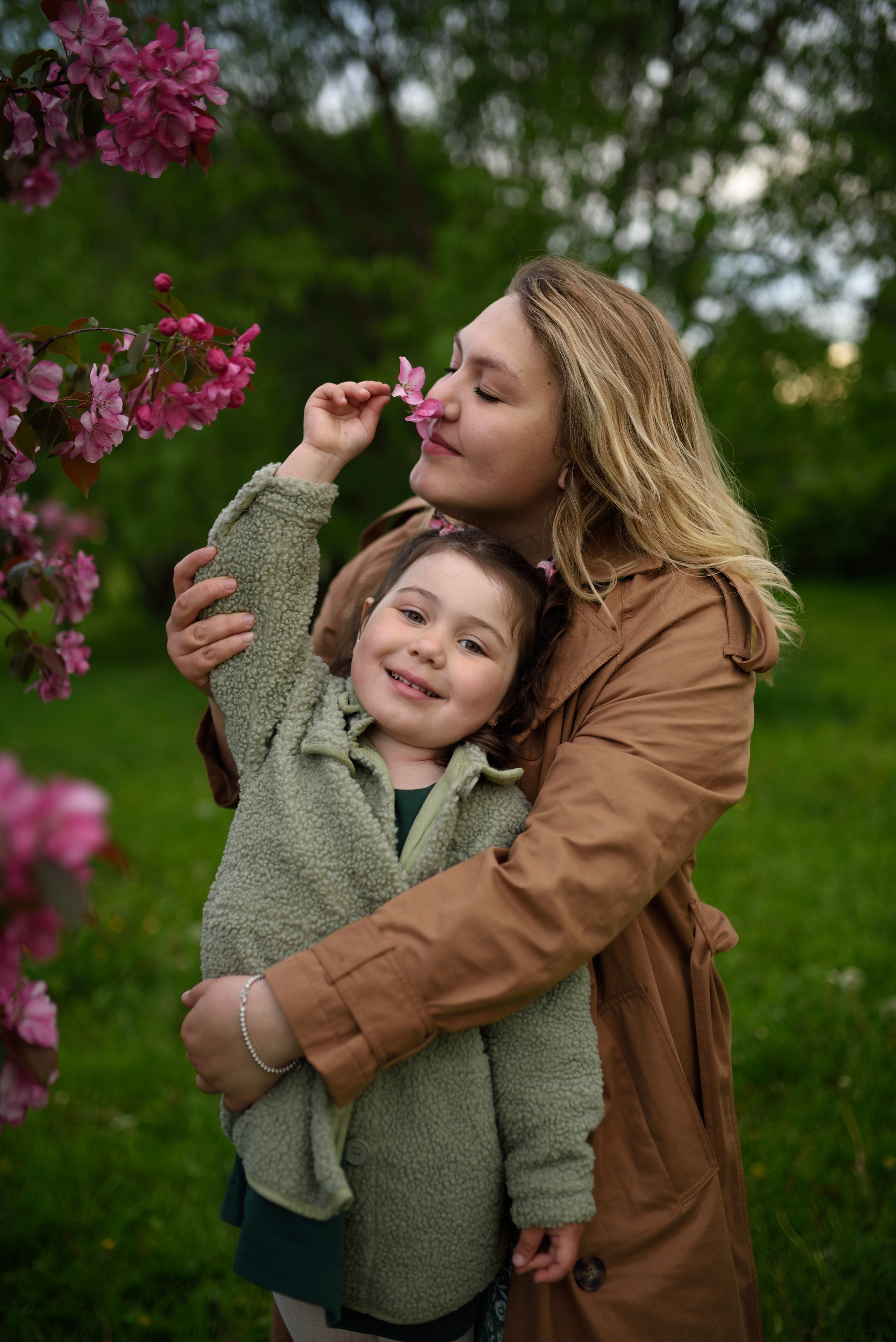 Геля и Маша. Прогулка в яблоневом саду. Фотограф в Санкт Петербурге Александра Вильдгрубе