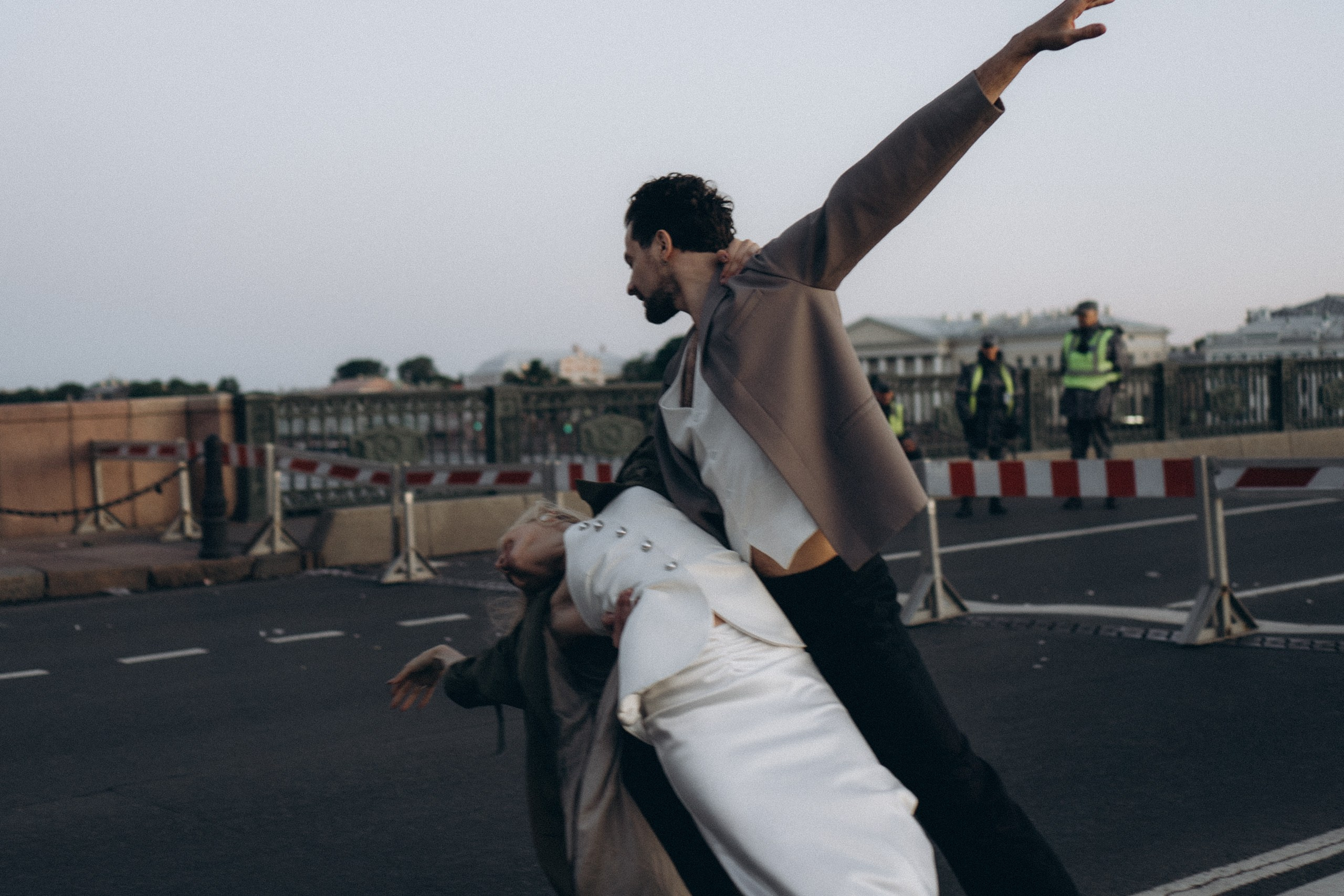 СВАДЕБНАЯ СЬЕМКА ПАРЫ НА РАССВЕТЕ В БЕЛЫЕ НОЧИ И ПРОГУЛКА С РАЗВОДНЫМИ МОСТАМИ И ПИКНИК ВОЗЛЕ ИСАКИЕВСКОГО СОБОРА. Профессиональный фотограф, Санкт-Петербург — Виктория Богомолова