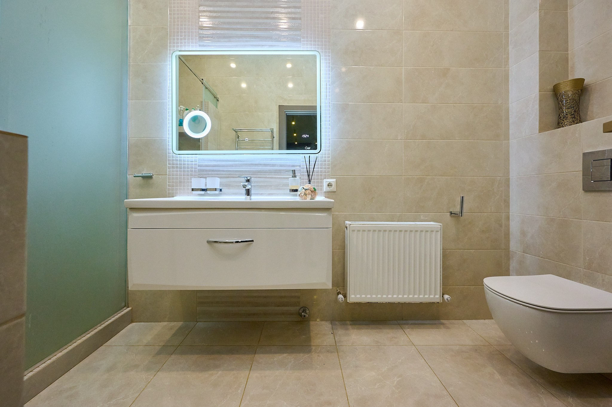 ванная комната квадратное зеркало  с подсветкой бежевая светлая плитка 