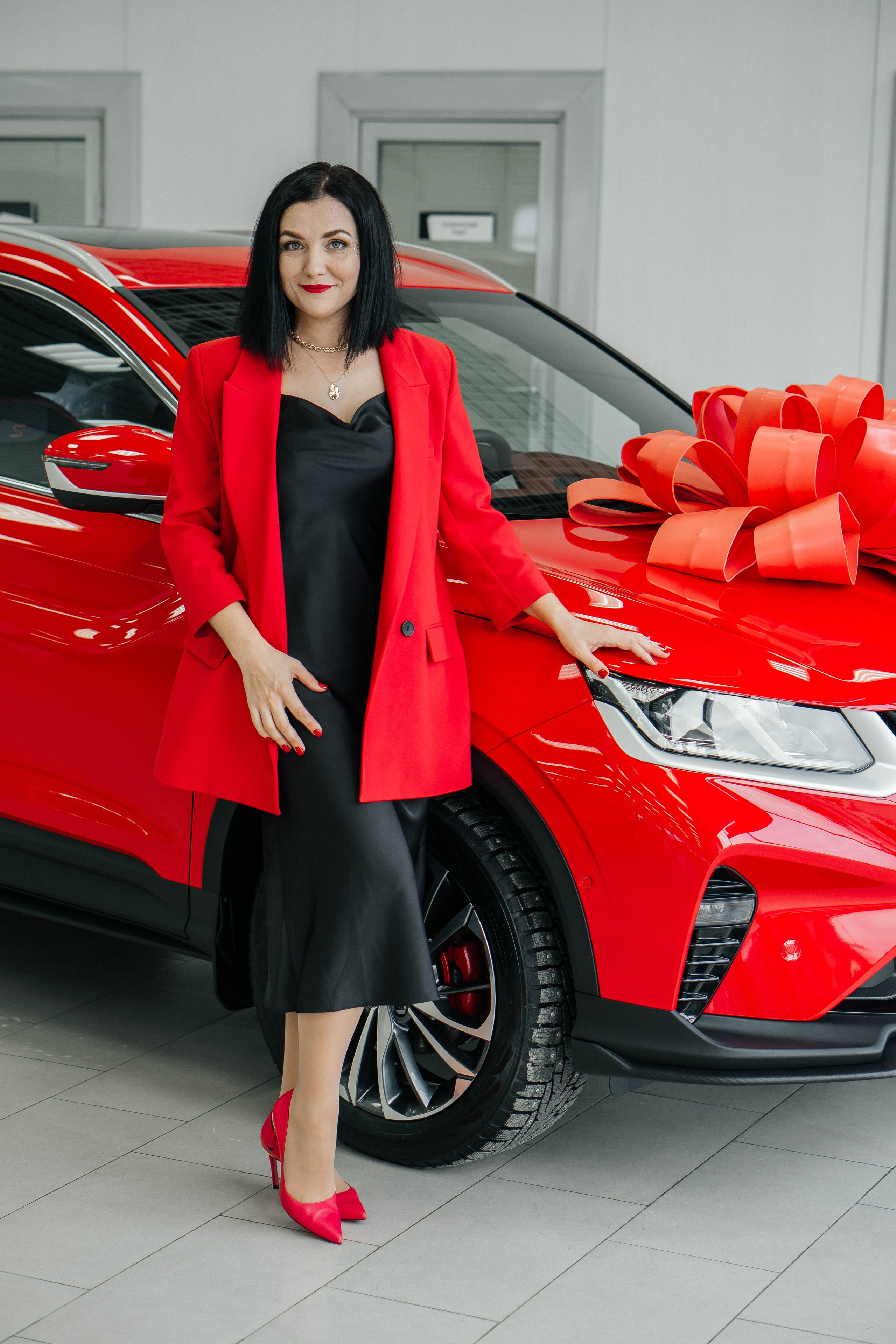 В автосалоне. Получение ключей от автомобиля. Женский, семейный и детский фотограф в Тюмени Диана Осипова