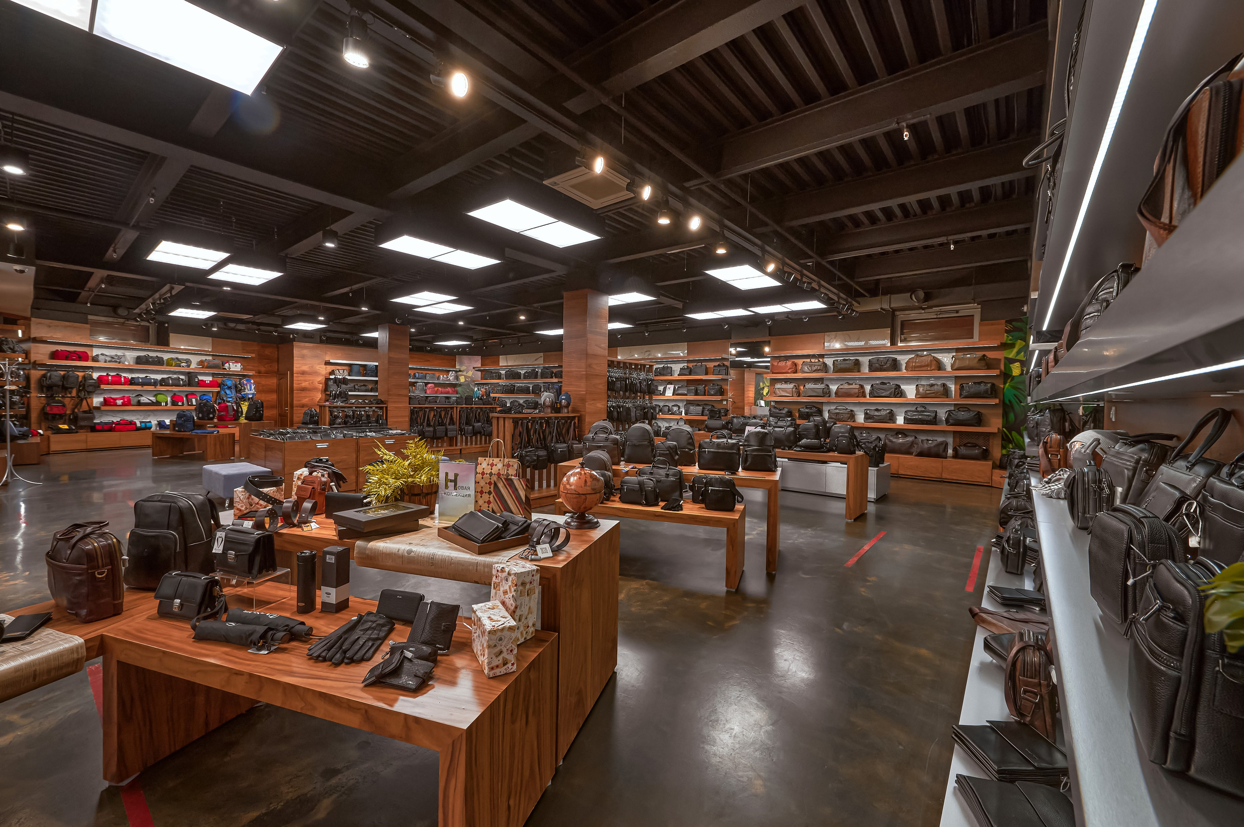 Портфолио по интерьерной и экстерьерной фотосъёмки: Мир сумок — Левый берег. Фотограф Яковлев Роман — Красноярск