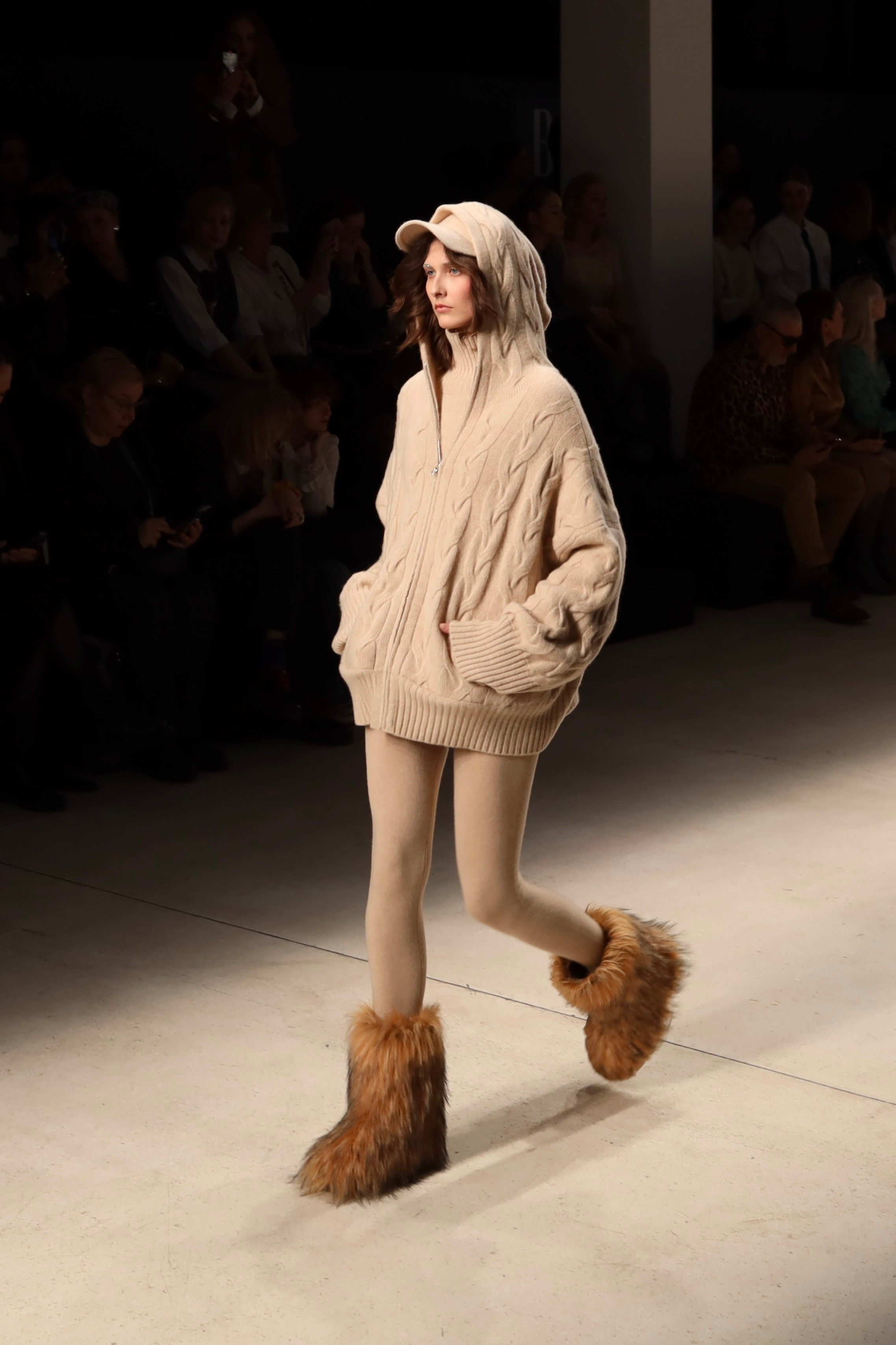 Показ Alpe Cashmere (Москва) — Московская неделя моды 13 марта 2025. Фотосессии и репортаж — Фотограф в Москве — Рина Серёгина