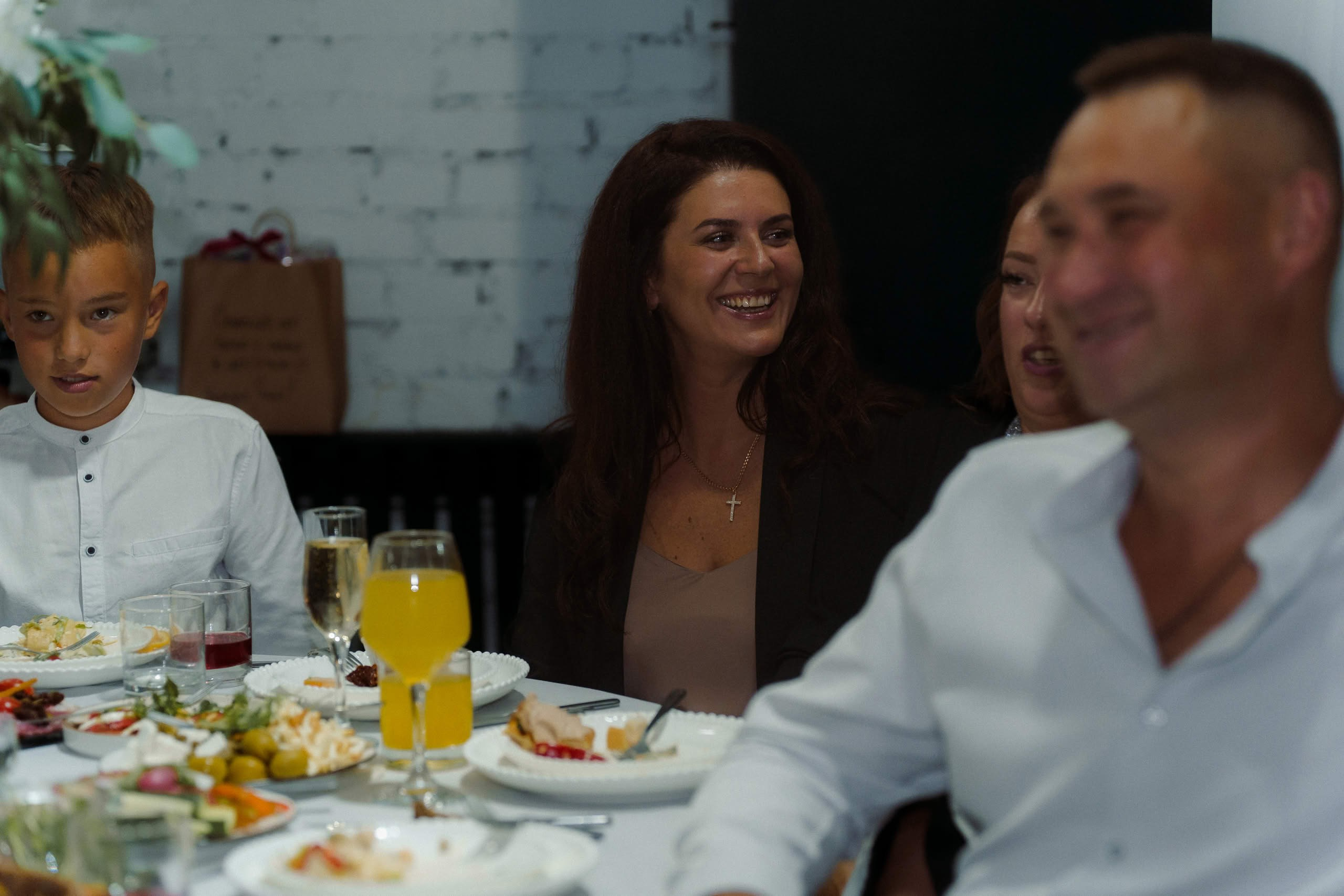 Свадебные гости за столом на банкете Event Rest