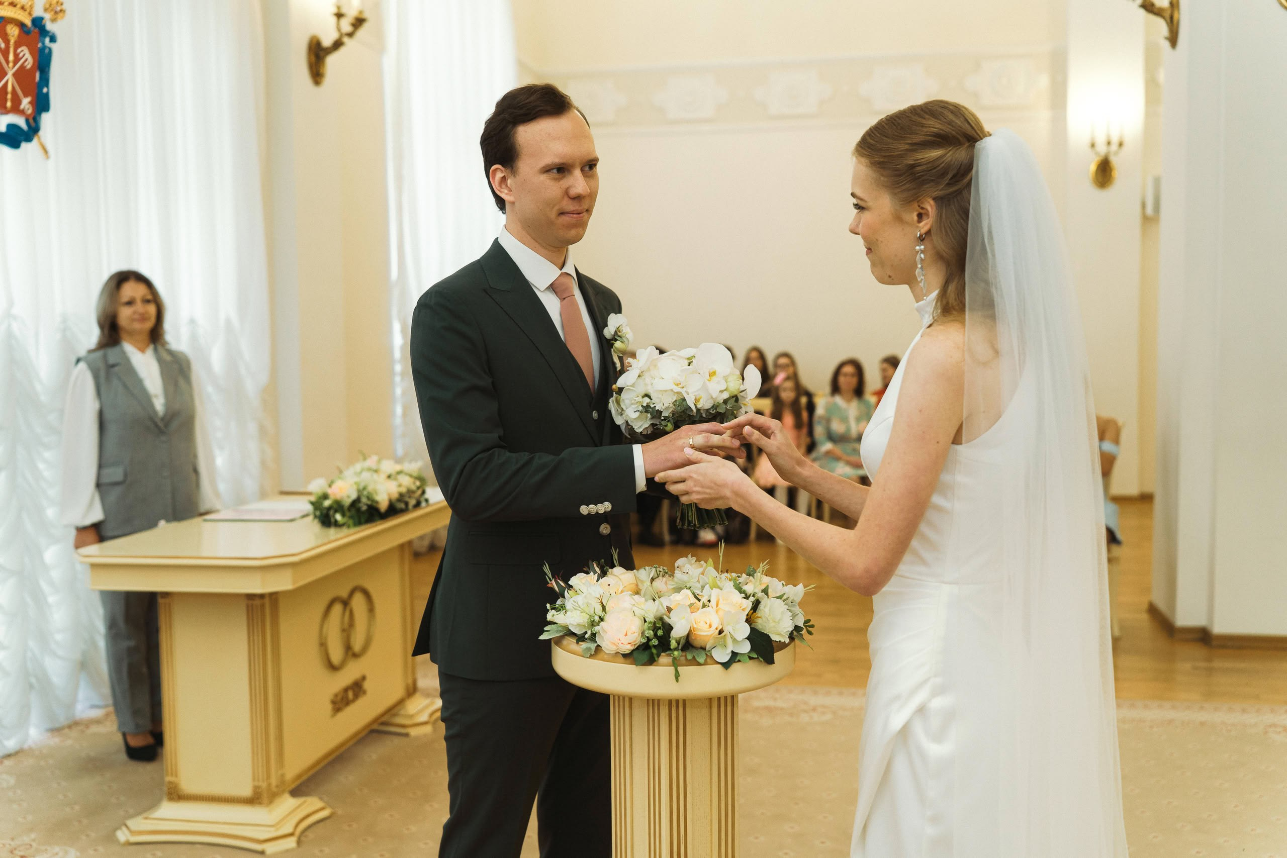 Арина и Илья — свадьба в Петербурге, цифра и плёнка. Свадебный фотограф Дмитрий Родионов — Санкт-Петербург и Ленинградская область