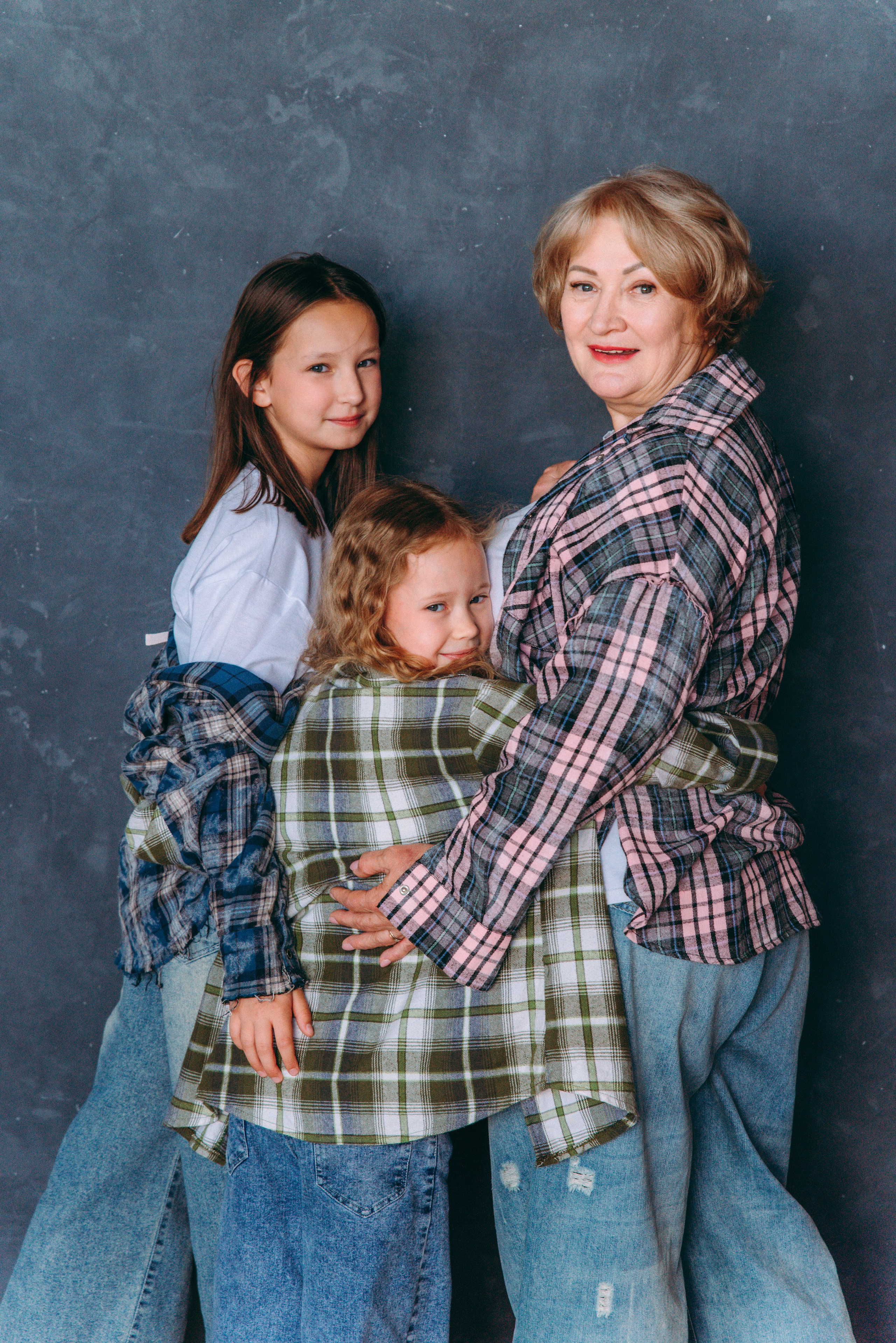 СВЕТЛАНА И ВНУЧКИ. Ольга Козлова фотограф Волгоград olkiny-fotki.ru