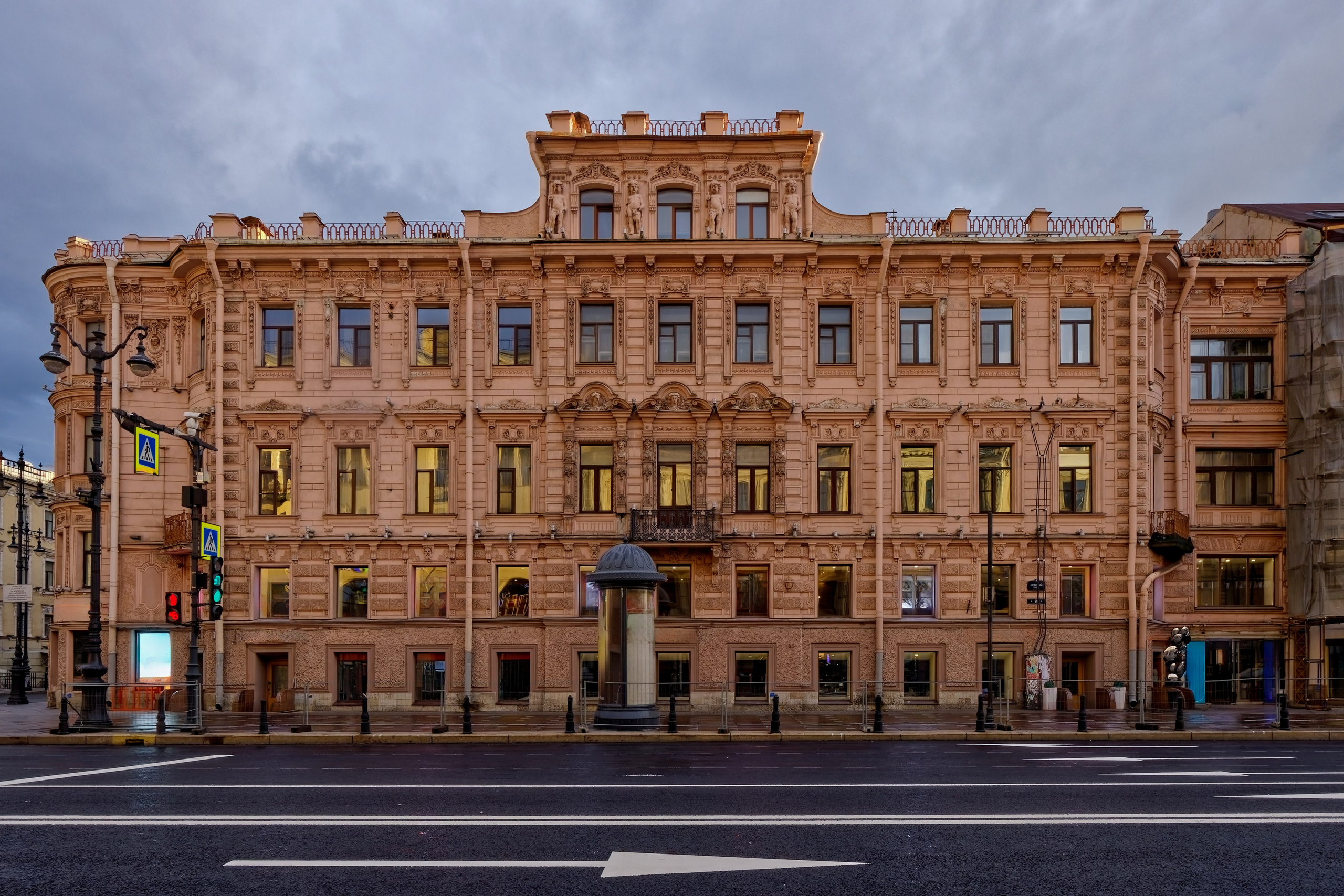 Санкт-Петербург, Невский проспект, дом 96. Доходный дом Яковлевых, 1839 год. Архитектор Александр Христофорович Пель. 1872 год - Макаров Михаил Алексеевич (скругление).  ОКНРЗ 7831036000