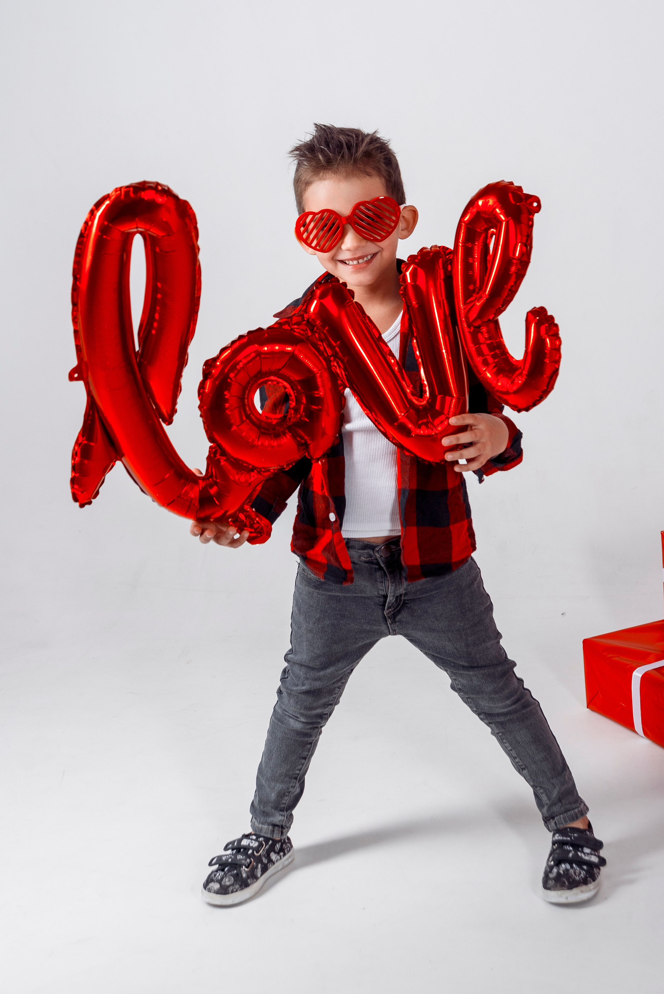 Детская фотосессия с красными сердцами в фотостудии Сочи. Детский студийный фотограф Сочи