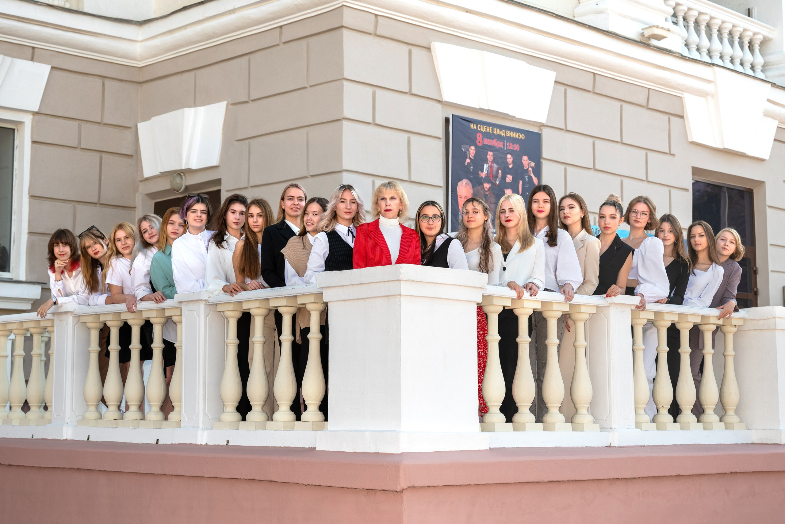 Осенние фотосессии классов в городе для ваших выпускных альбомов. Выпускные альбомы в городе Саров