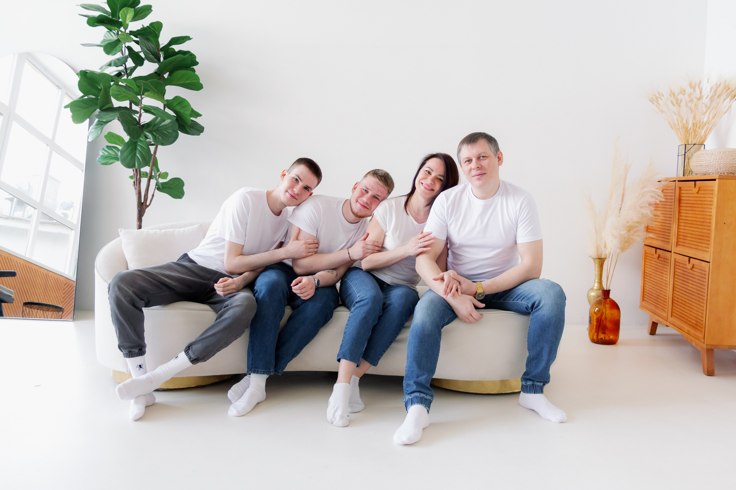 Две сестры. Две семьи. Одна любовь. Семейная фотосессия в студии, Екатеринбург. Фотограф в Екатеринбурге Пойгина Елена