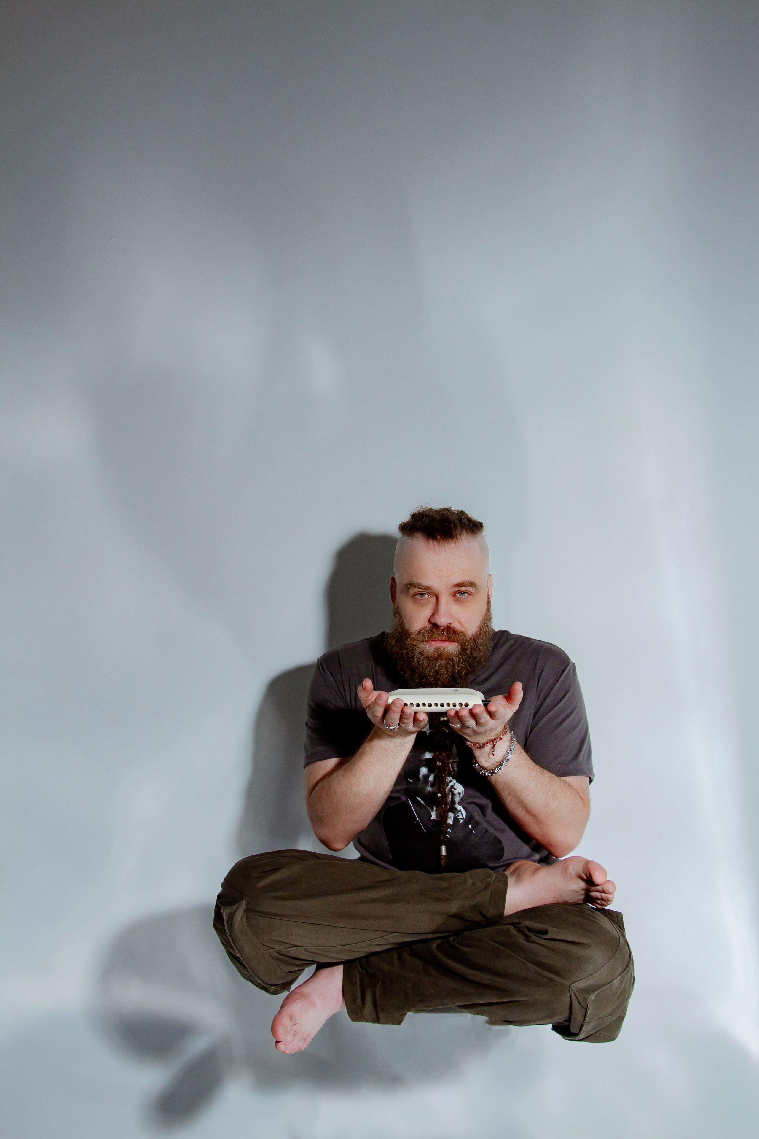 Борис Плотников. Губная гармоника. Мужской портрет, фотосессия для музыканта. Фотограф в Екатеринбурге Пойгина Елена