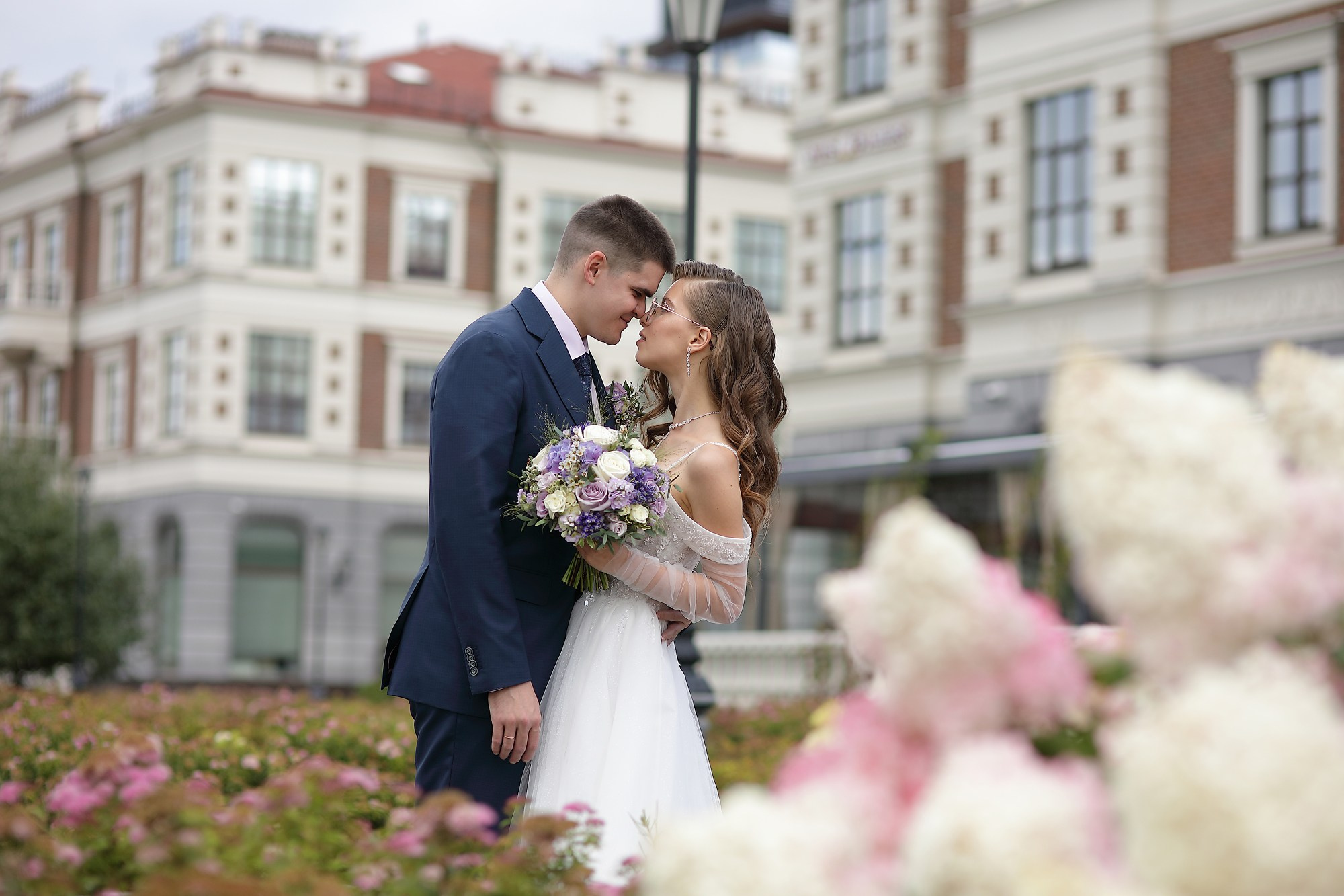 Свадебная фотосессия жениха и невесты в центре Екатеринбурга