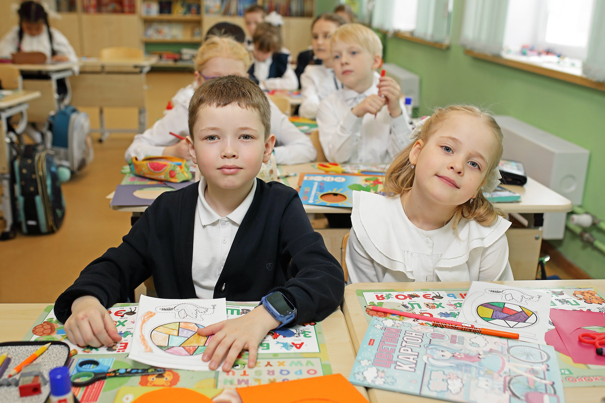 первоклассники за партой