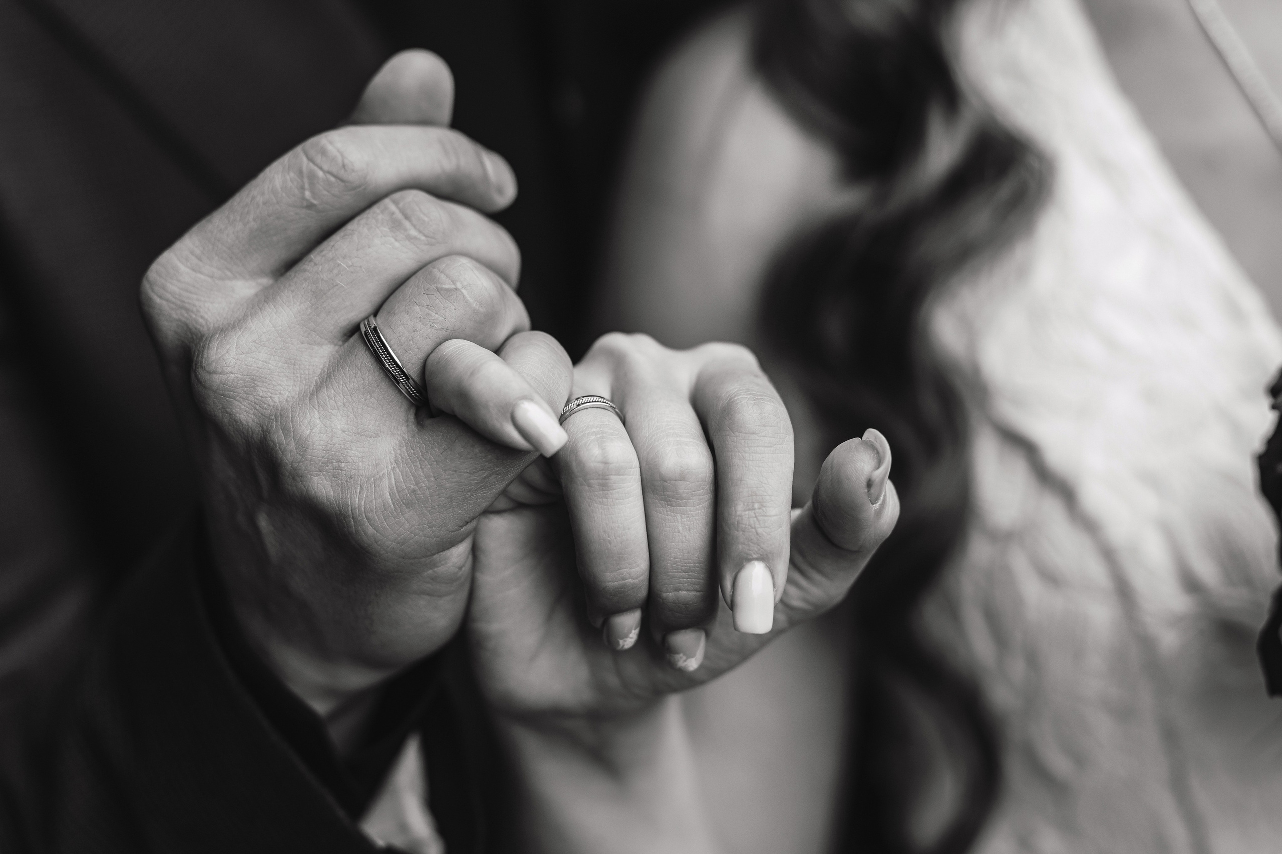 Стоимость свадебного фотографа в Москве. Руки с кольцами.