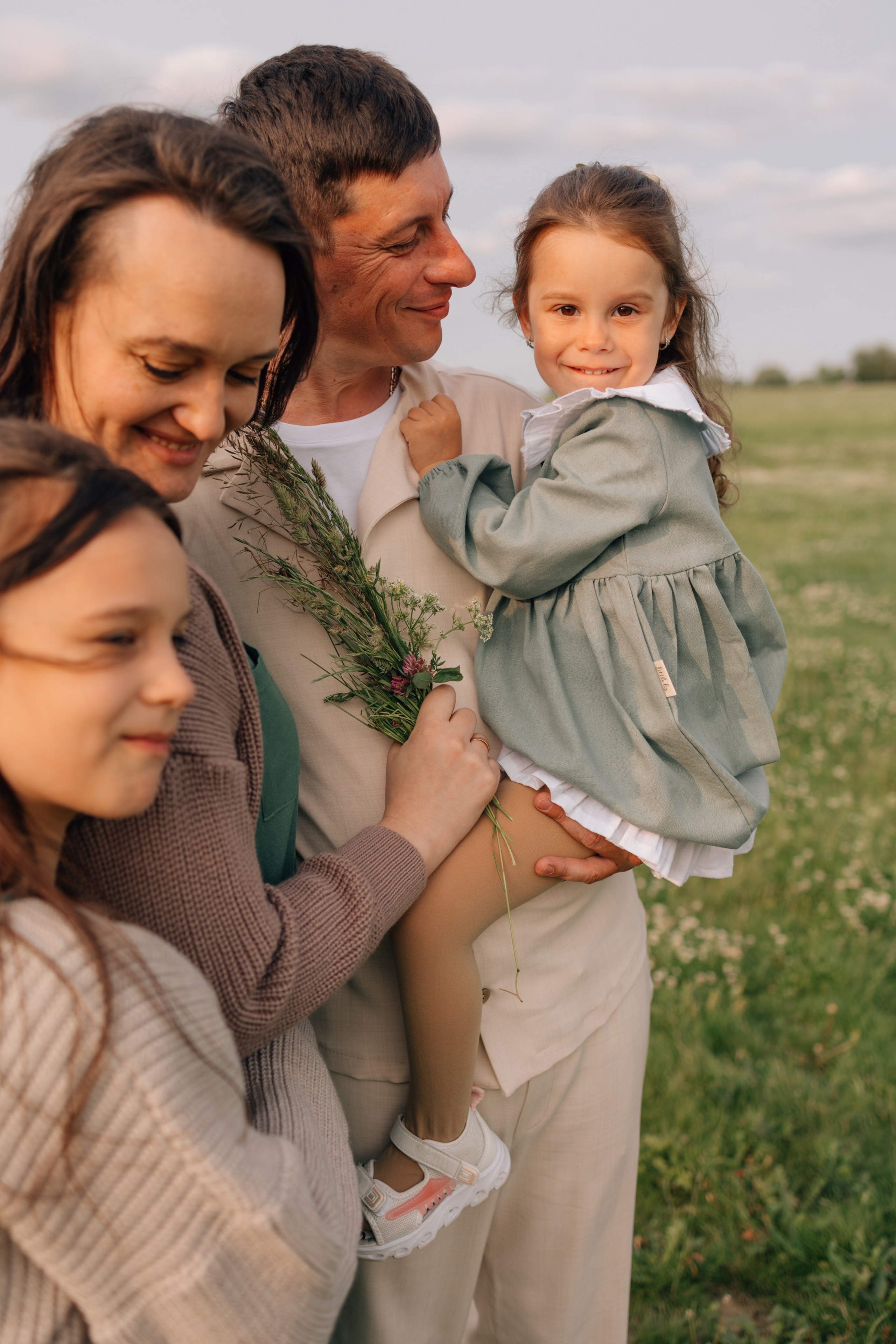 Анна, Марчелло, Настенька и Влада в поле. Фотограф Москва Светлана Кирюшина