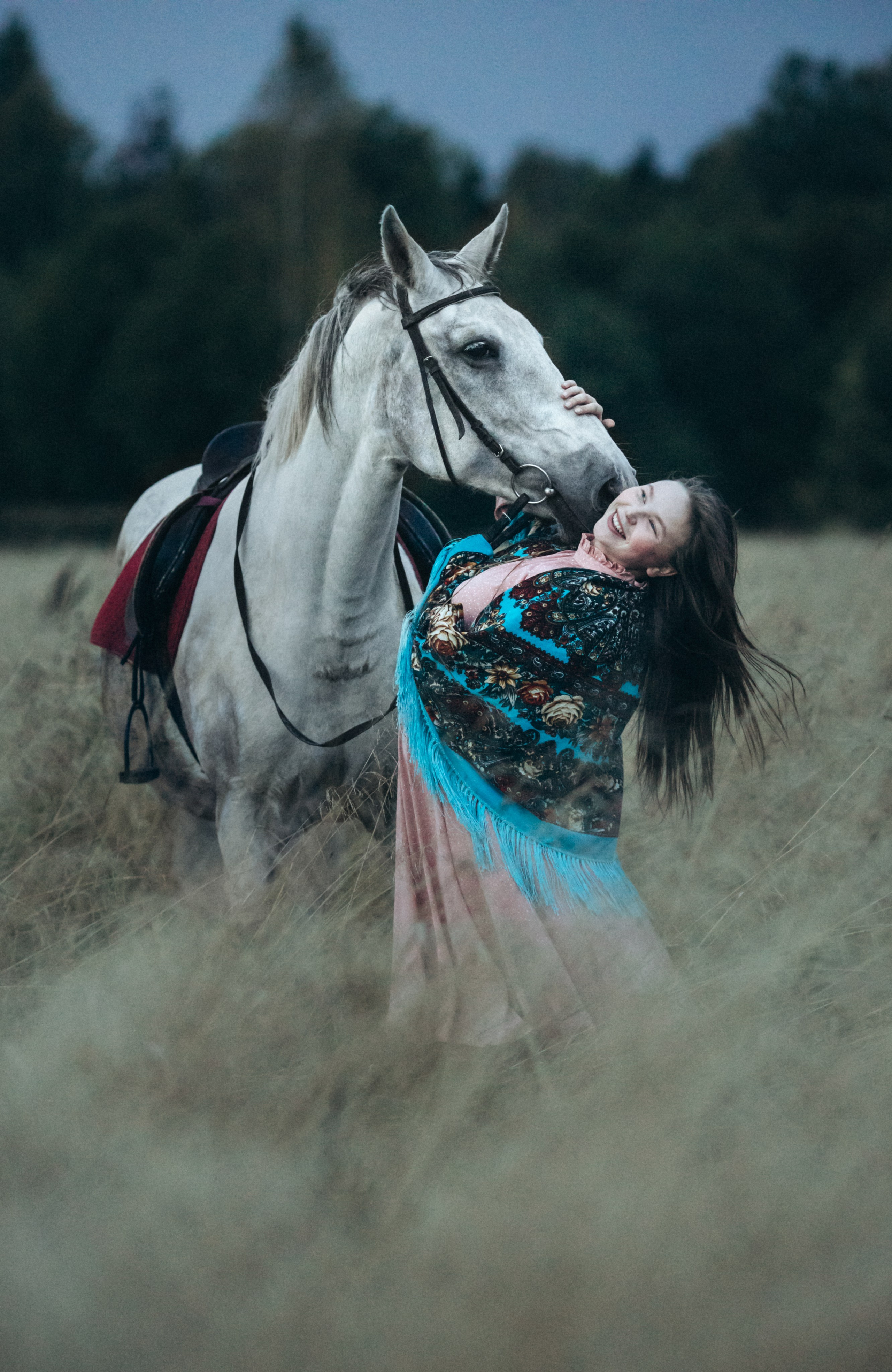 Девушка и лошадь. Наталия Клевинскас портретный фотограф в Костроме
