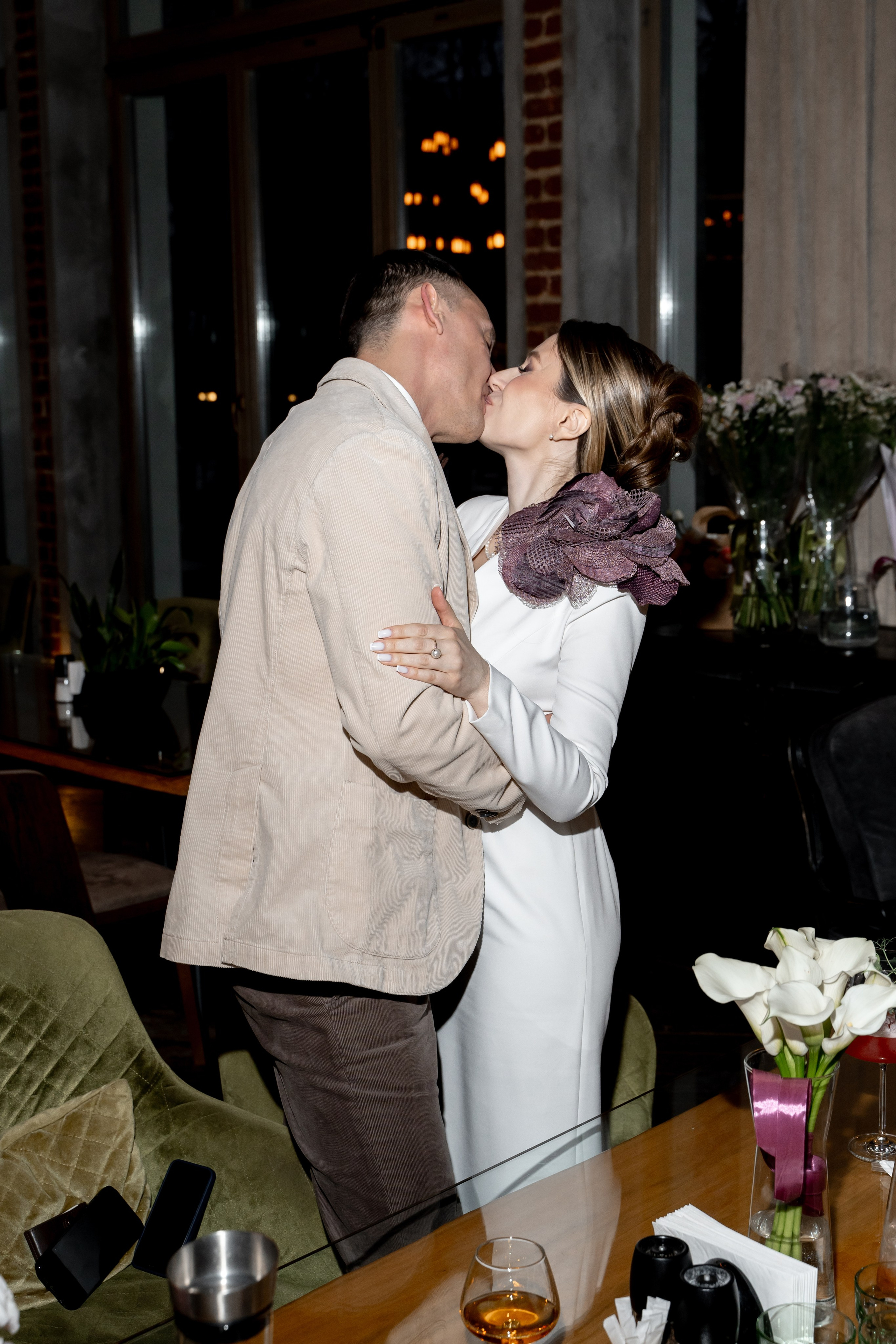 Свадебный фотограф в Москве. Свадебный фотограф Видное, Бутово, Домодедово, Щербинка, Царицыно. Свадебная фотосессия и сборы невесты в отеле Soluxe. Регистрация брака во дворце бракосочетания ВДНХ. Свадьба на ВДНХ. Свадебная фотосессия с ретро автомобилем Чайка. 