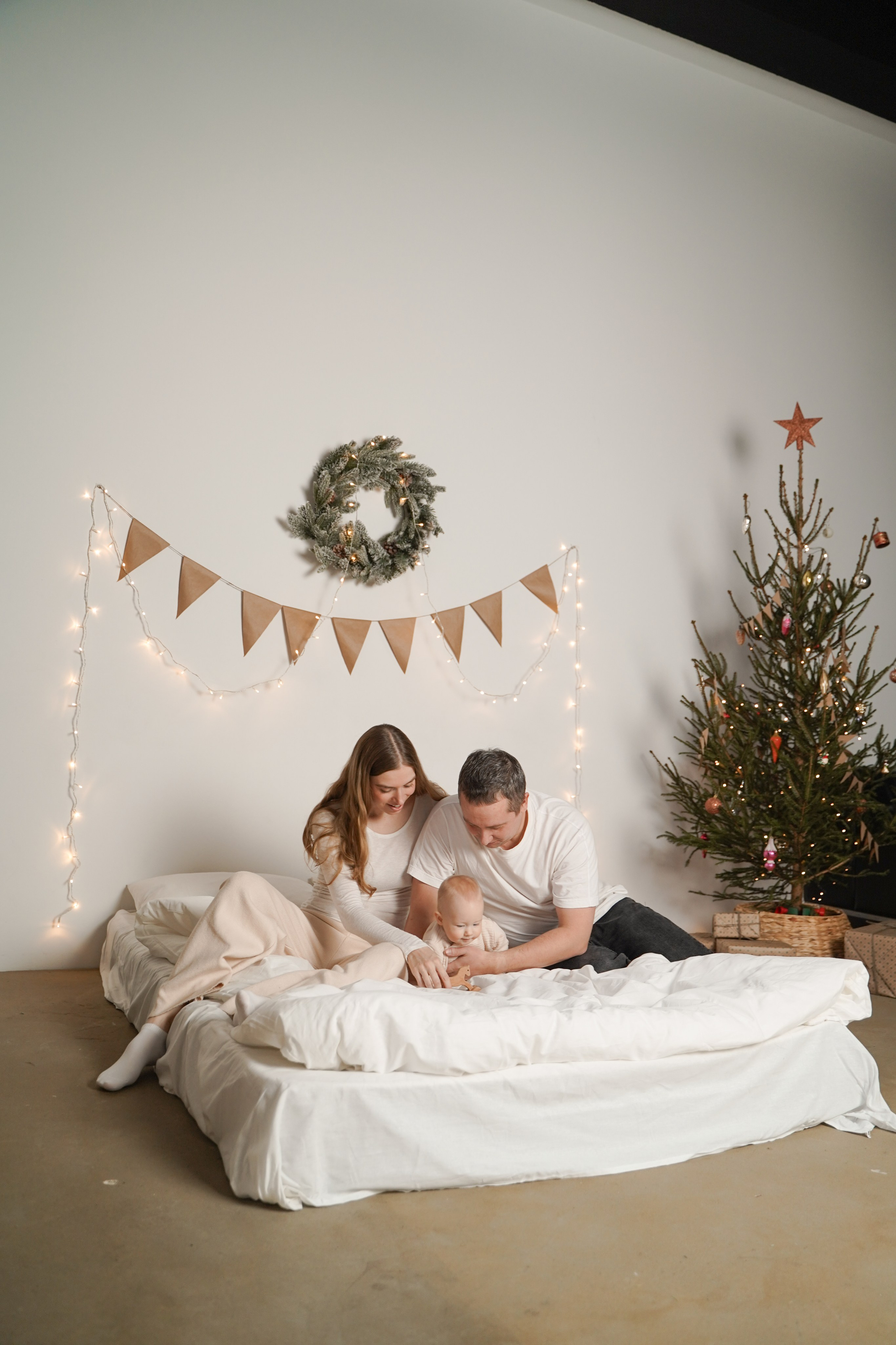 Семейная фотосессия в студии. Фотограф Надежда Жемкова. Фотосъёмка, ретушь, фотомонтаж для вас и вашего бизнеса