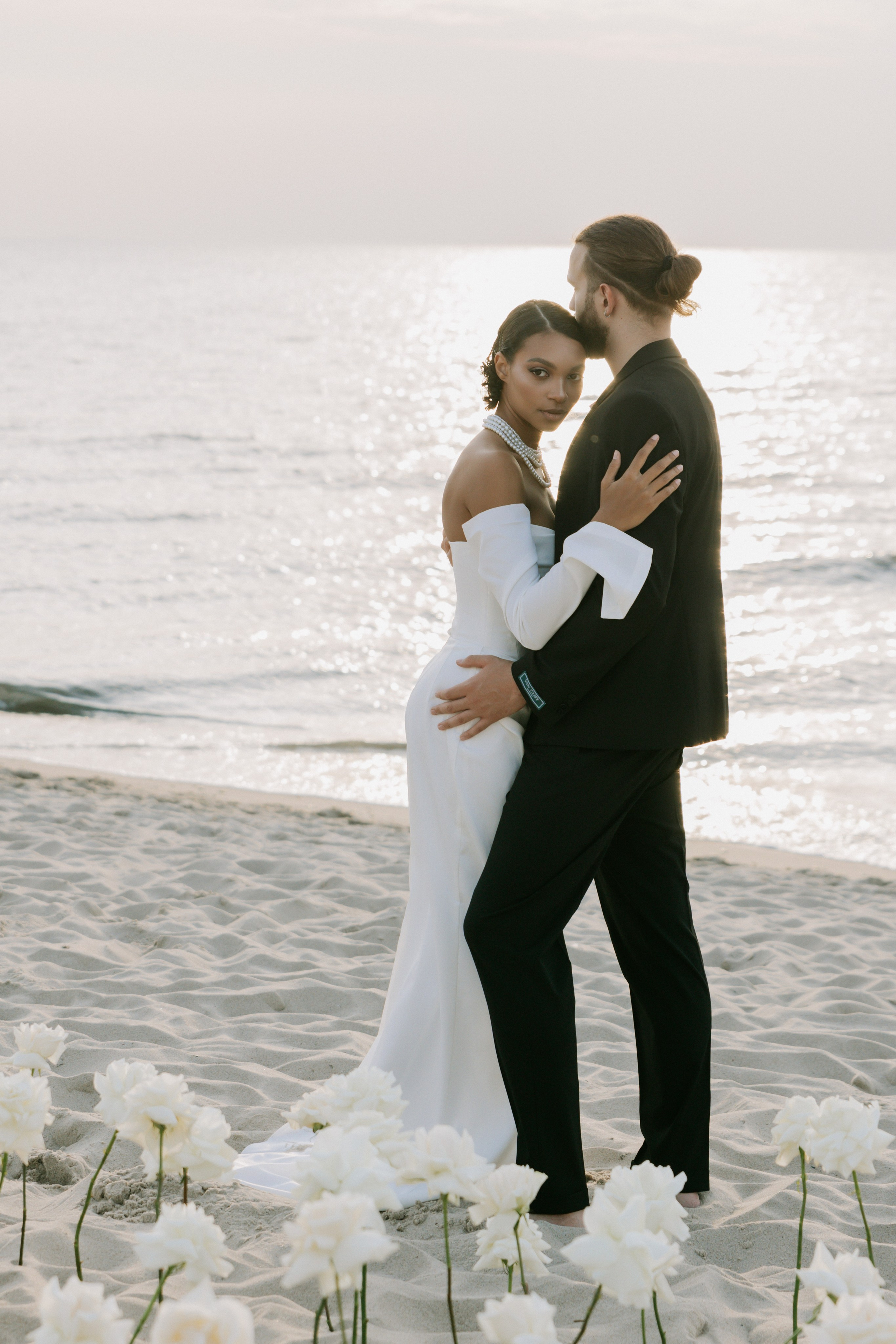 Выездная регистрация на море с белыми розами. Свадебный фотограф Калининград