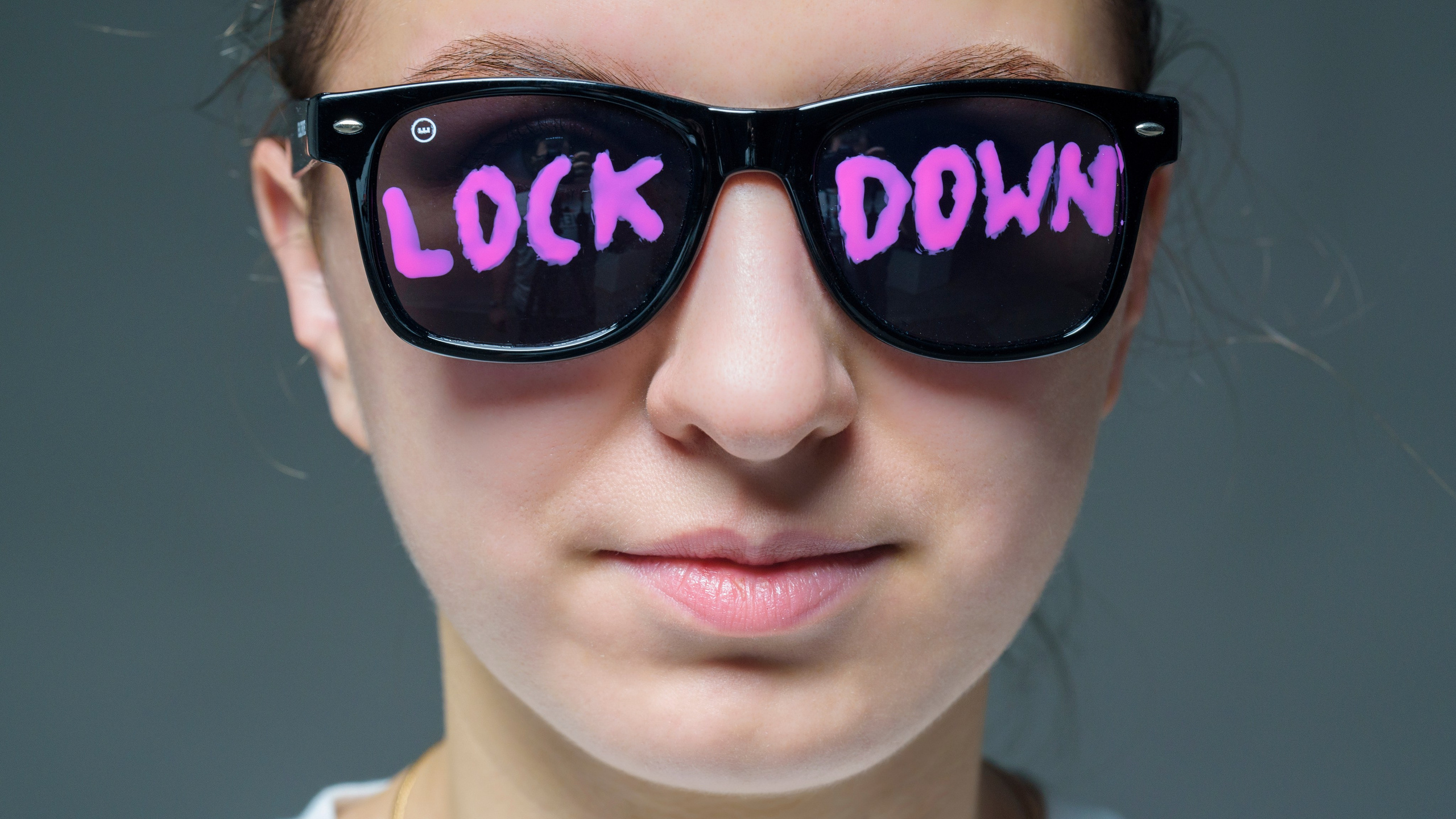 Фотопроект самоизоляция, сомнамбула, сновидческие видения, философия, одиночество, арт-фотография. девушка в очках lock down