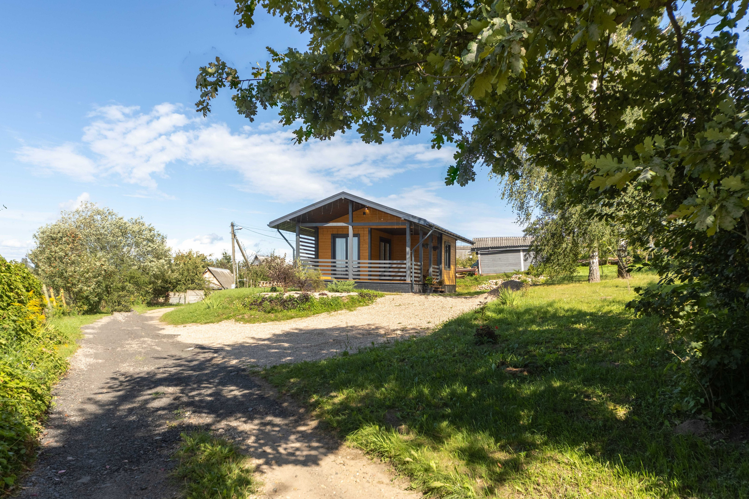 Общий вид участка и частного жилого дома под Минском - фотограф Sakavita Media