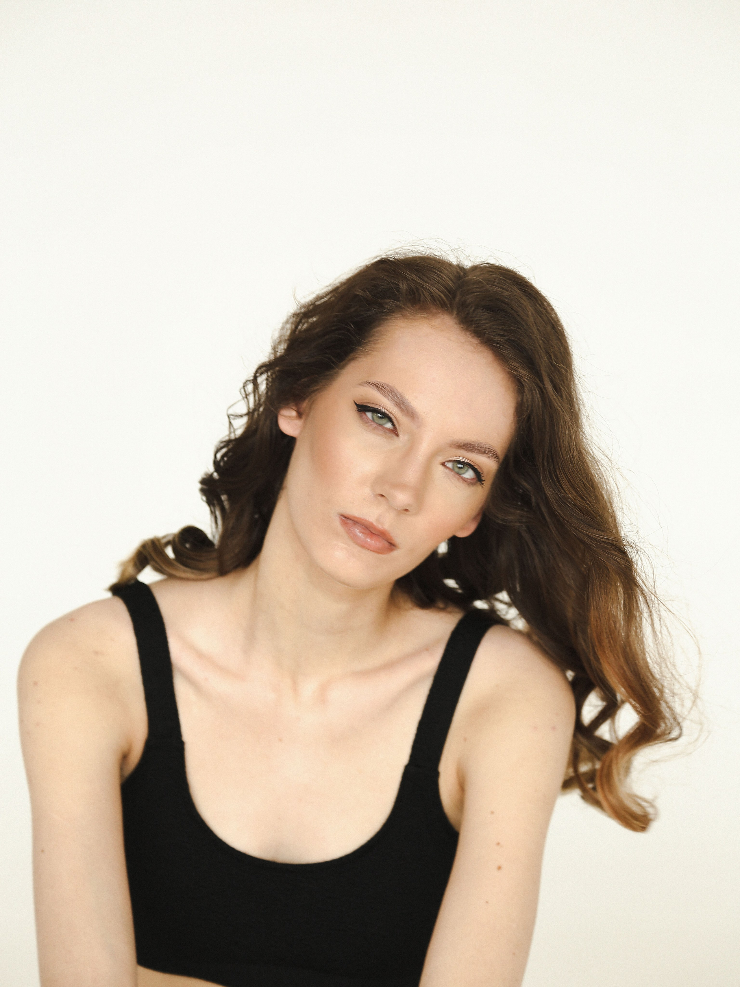 модельные тесты, fashion фотография, модель, фотограф, черный платье, белый фон, минимализм, модельное агентство, портфолио модели, модельный бизнес, fashion портрет, beauty фотография, естественная красота, modeling tests, fashion photography, model, photographer, black dress, white background, minimalism, modeling agency, model portfolio, modeling business, fashion portrait, beauty photography, natural beauty