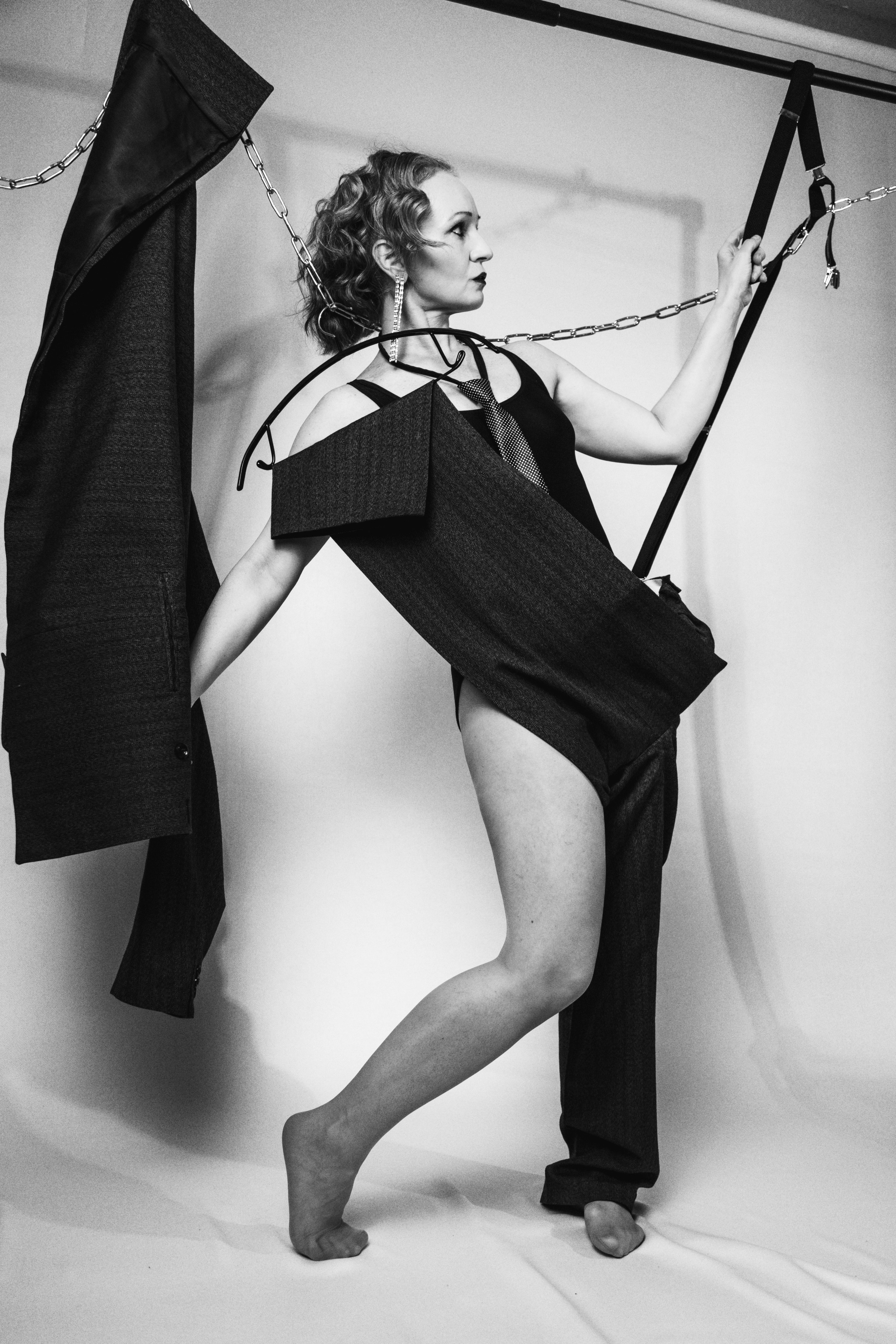 2025-07-13. Анжела и пиджак