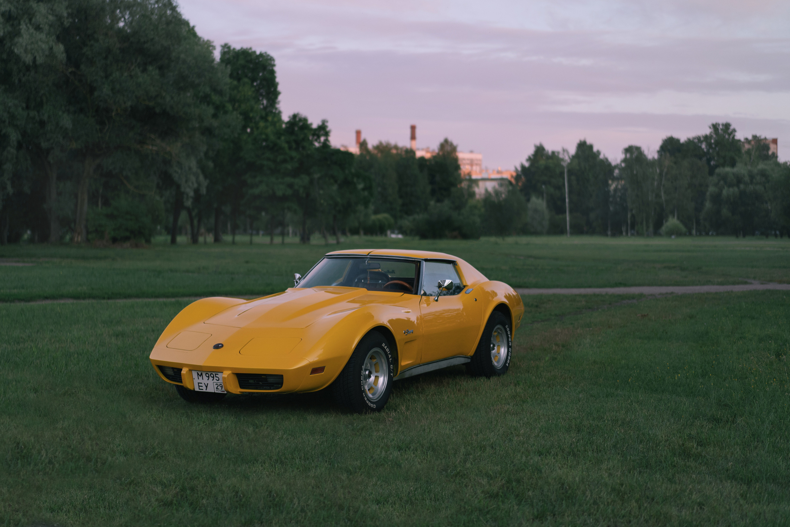 желтый Chevrolet Corvette теплым летним вечером в Санкт-Петербурге