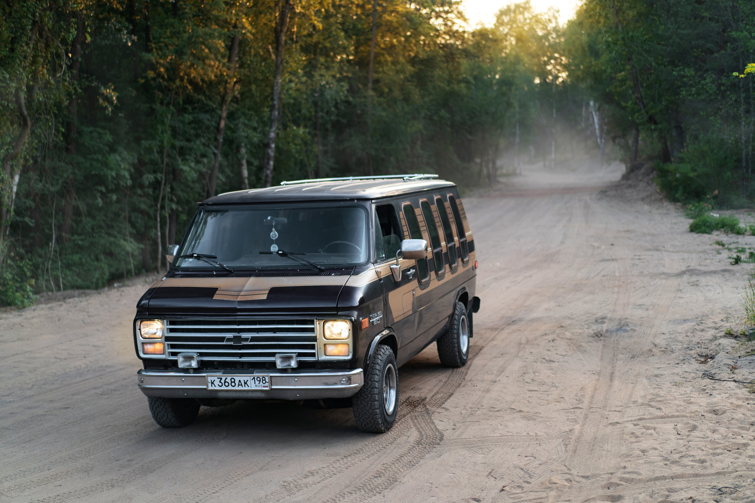 Стильный американский фургон  Chevrolet летом. Автомобильный фотограф Антон Цырулев