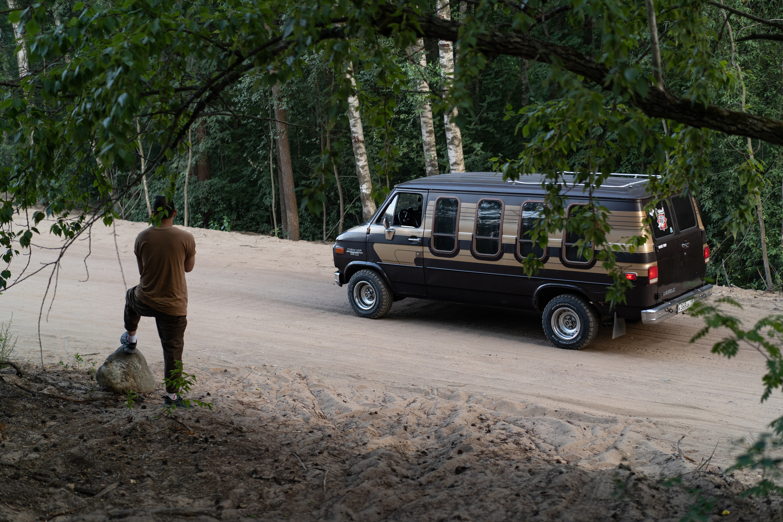 Стильный американский фургон  Chevrolet летом. Автомобильный фотограф Антон Цырулев