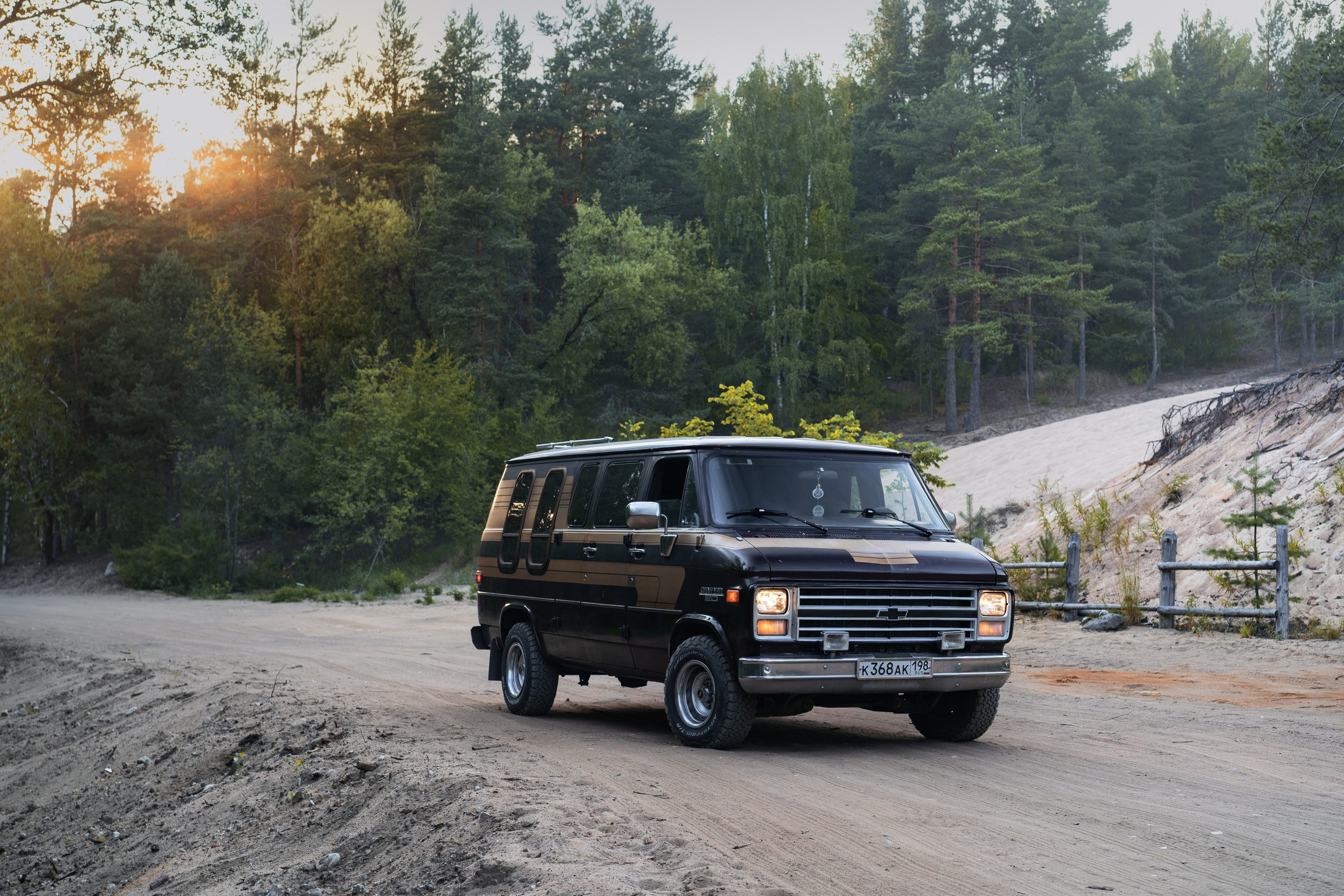 Стильный американский фургон  Chevrolet летом. Автомобильный фотограф Антон Цырулев