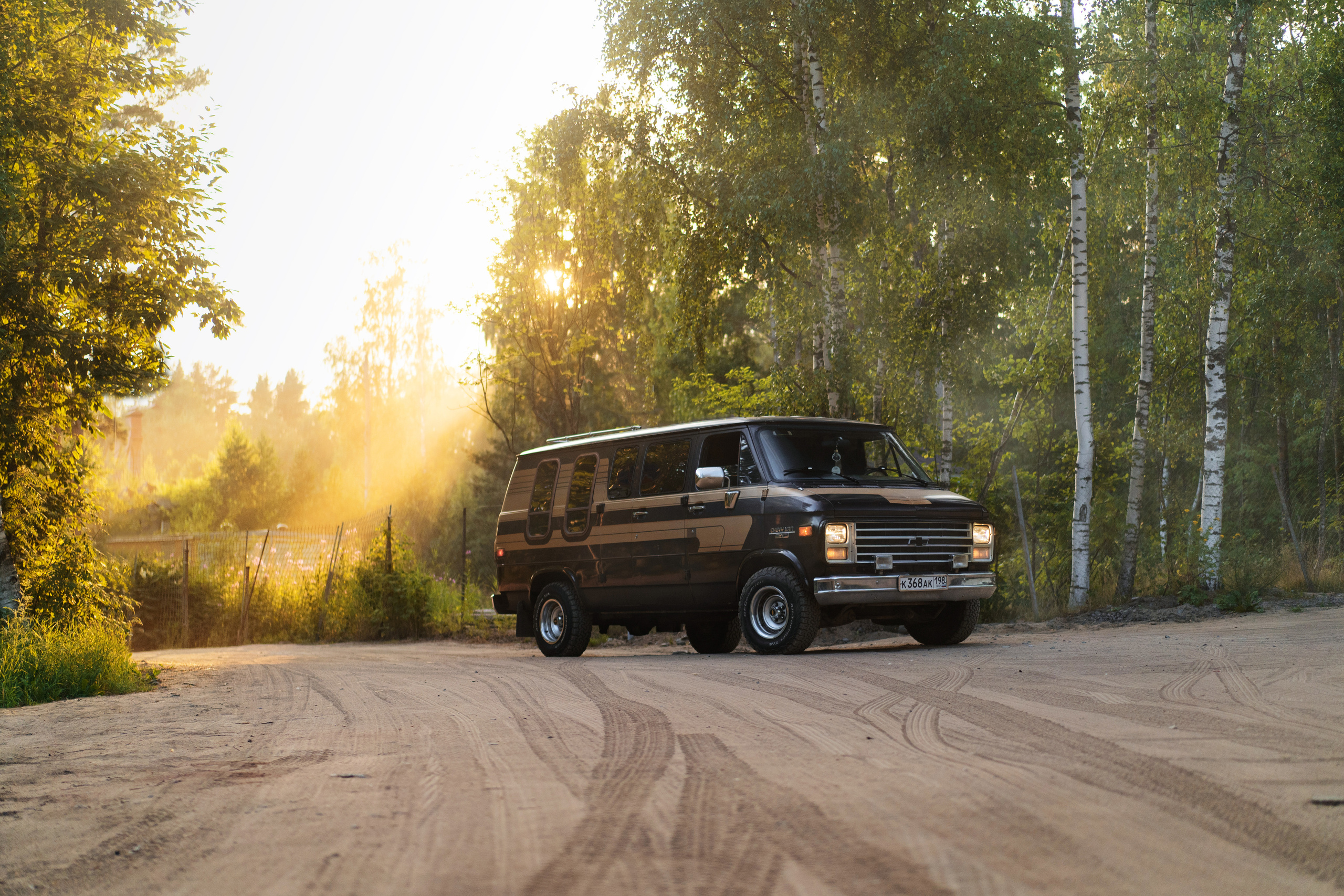 Стильный американский фургон  Chevrolet летом. Автомобильный фотограф Антон Цырулев