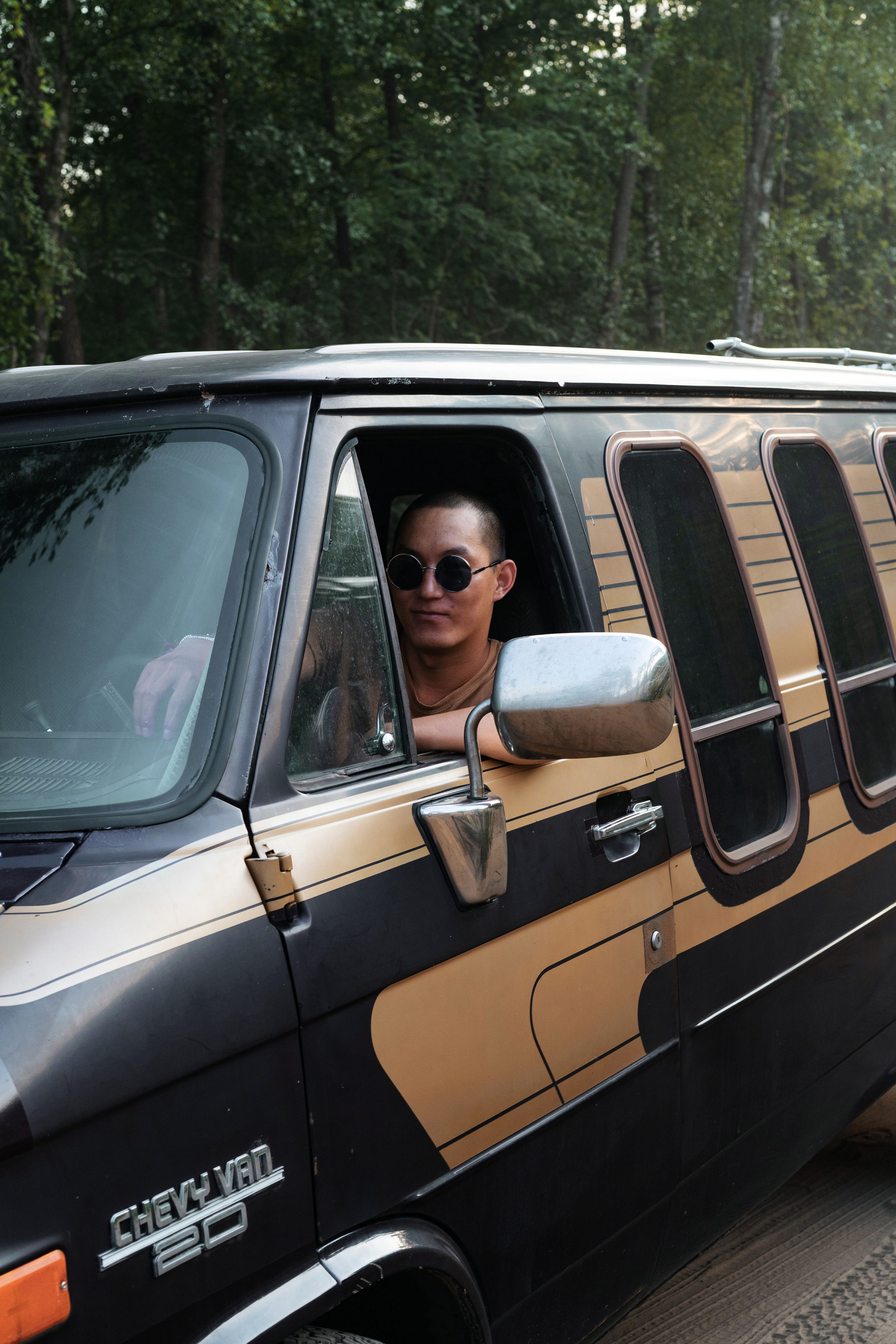 Стильный американский фургон  Chevrolet летом. Автомобильный фотограф Антон Цырулев