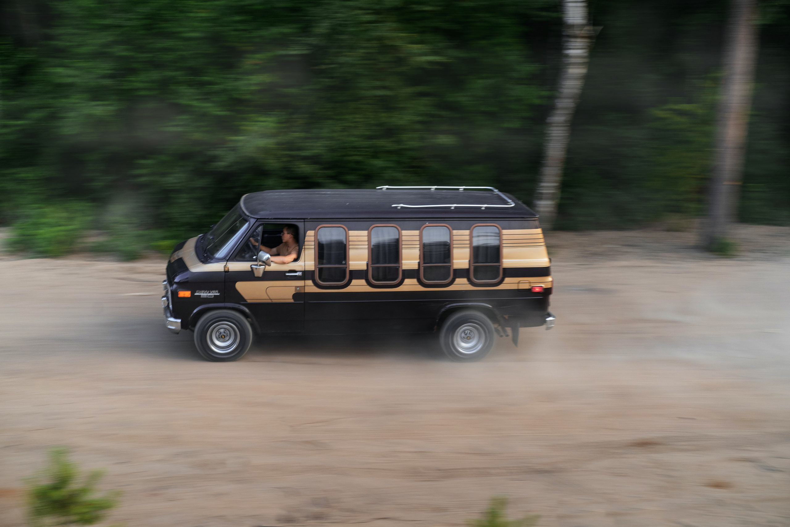 Стильный американский фургон  Chevrolet летом. Автомобильный фотограф Антон Цырулев