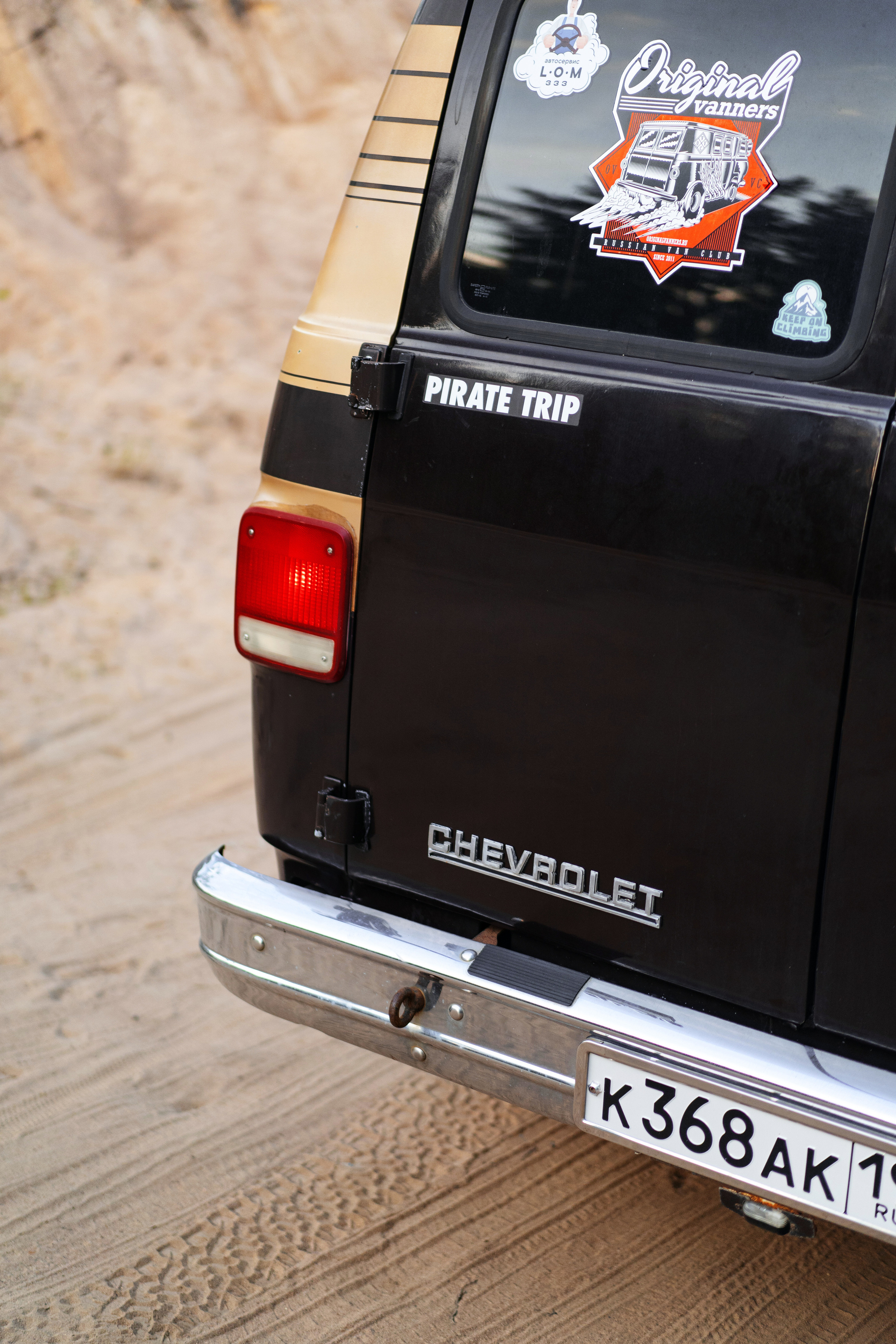 Стильный американский фургон  Chevrolet летом. Автомобильный фотограф Антон Цырулев