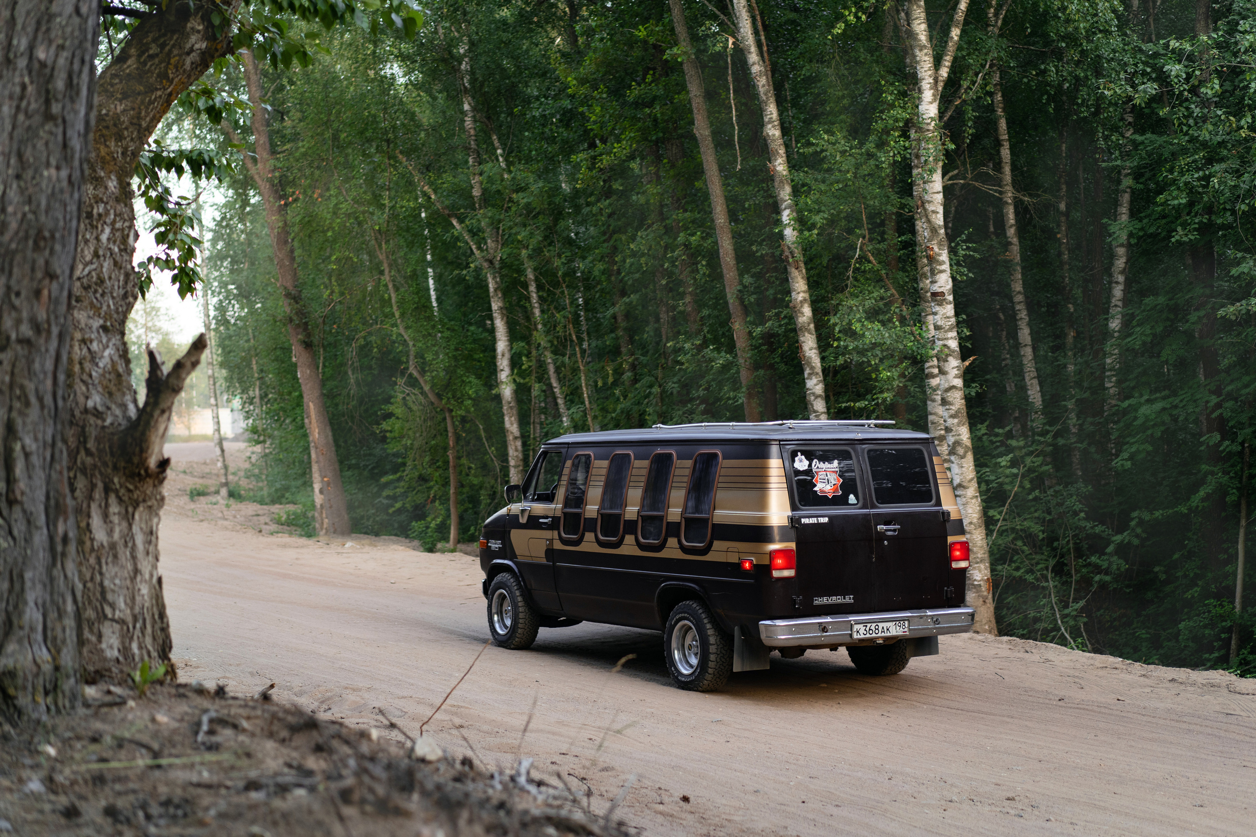 Стильный американский фургон  Chevrolet летом. Автомобильный фотограф Антон Цырулев