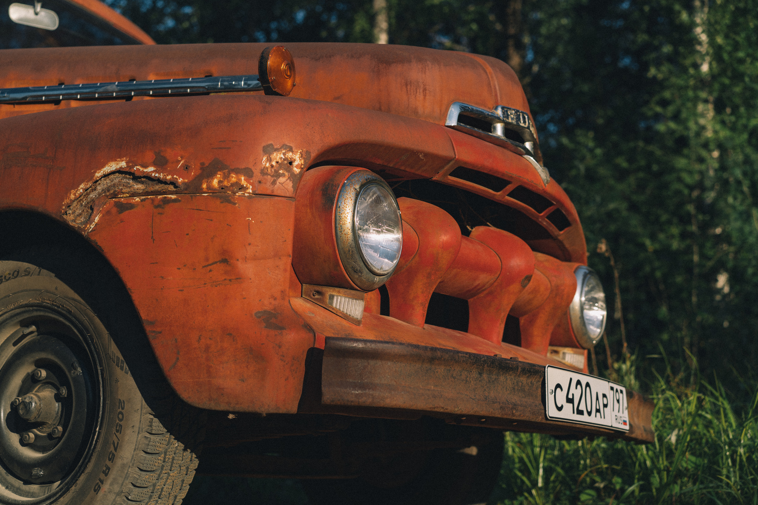 ржавый старый форд