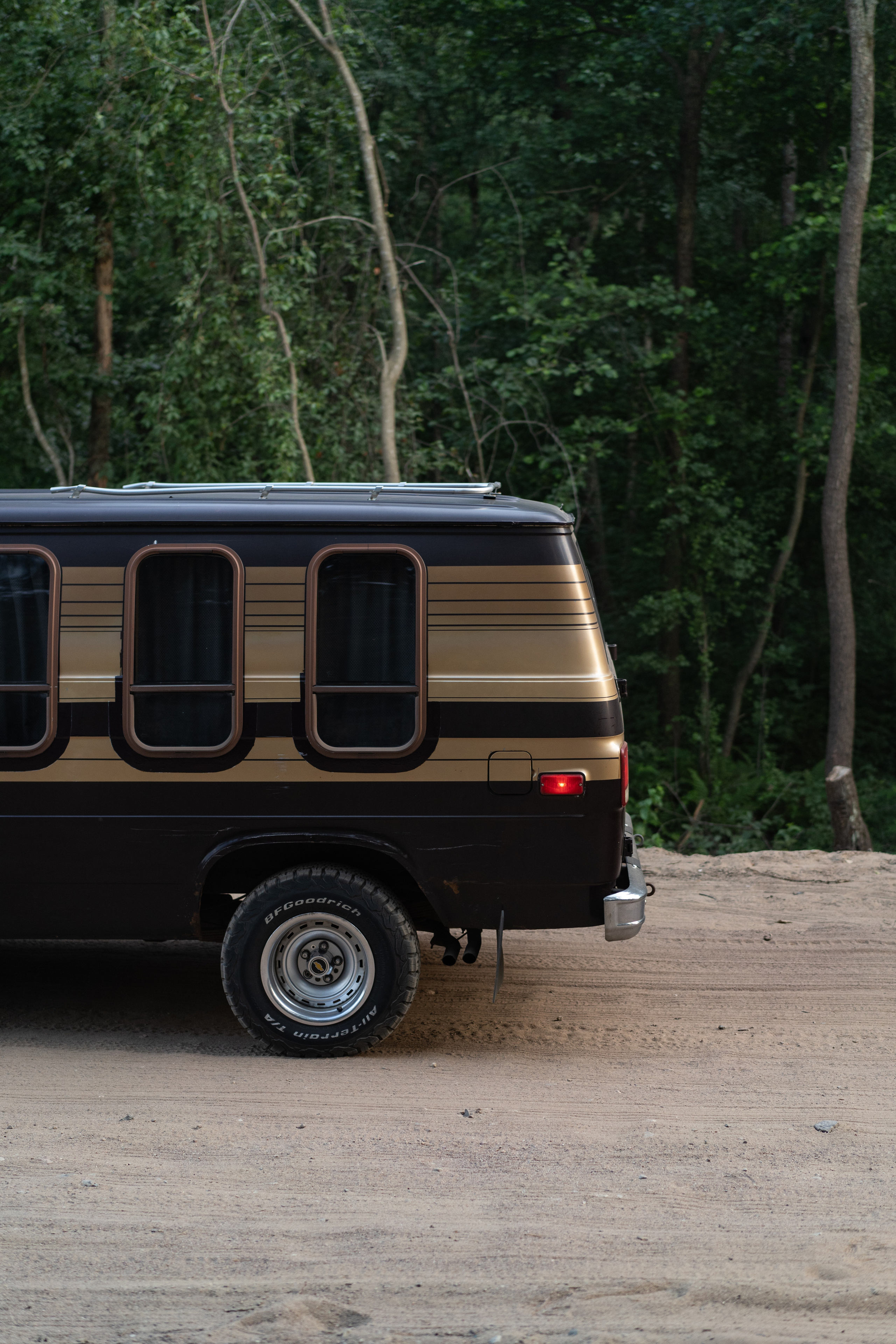 Стильный американский фургон  Chevrolet летом. Автомобильный фотограф Антон Цырулев