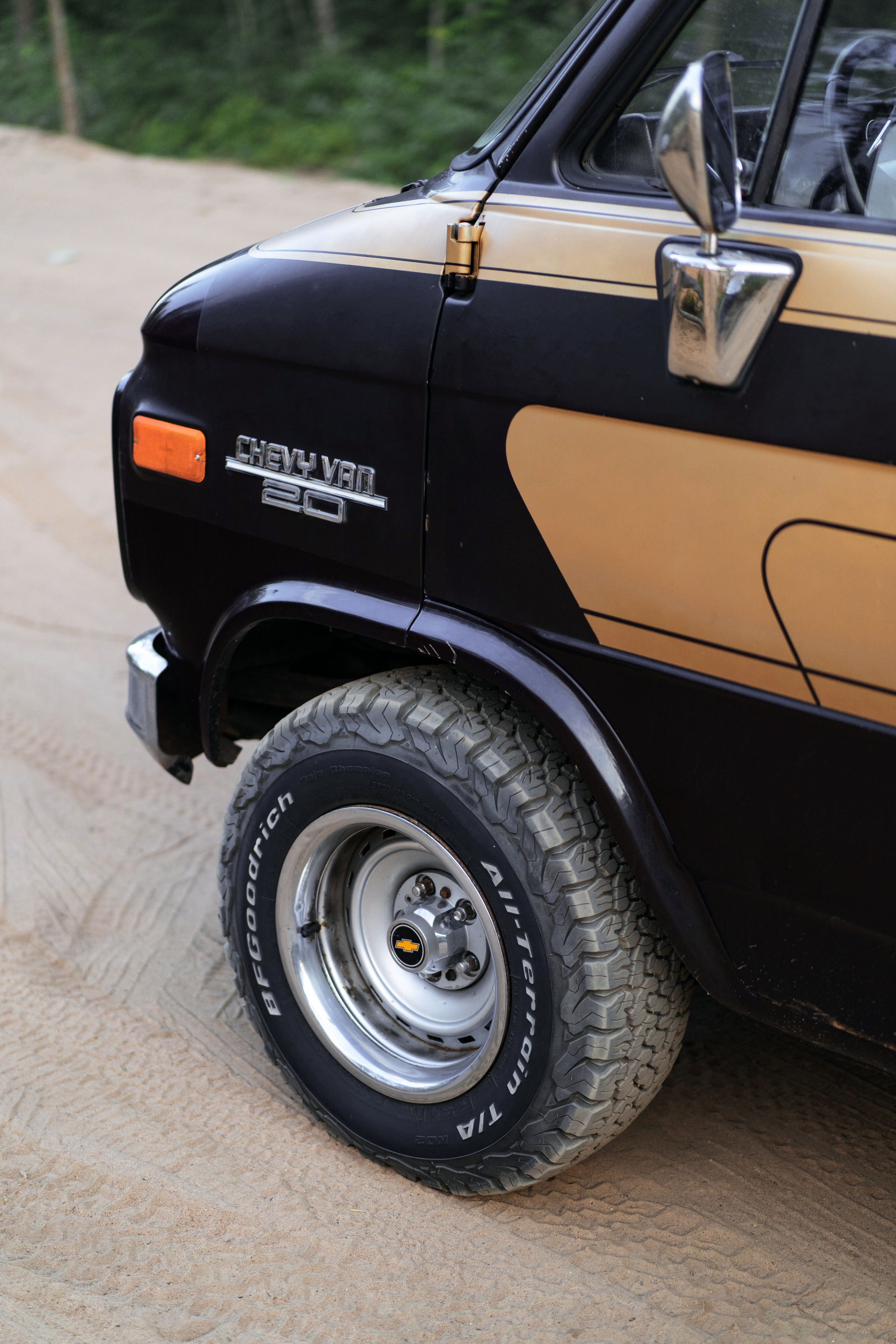 Стильный американский фургон  Chevrolet летом. Автомобильный фотограф Антон Цырулев