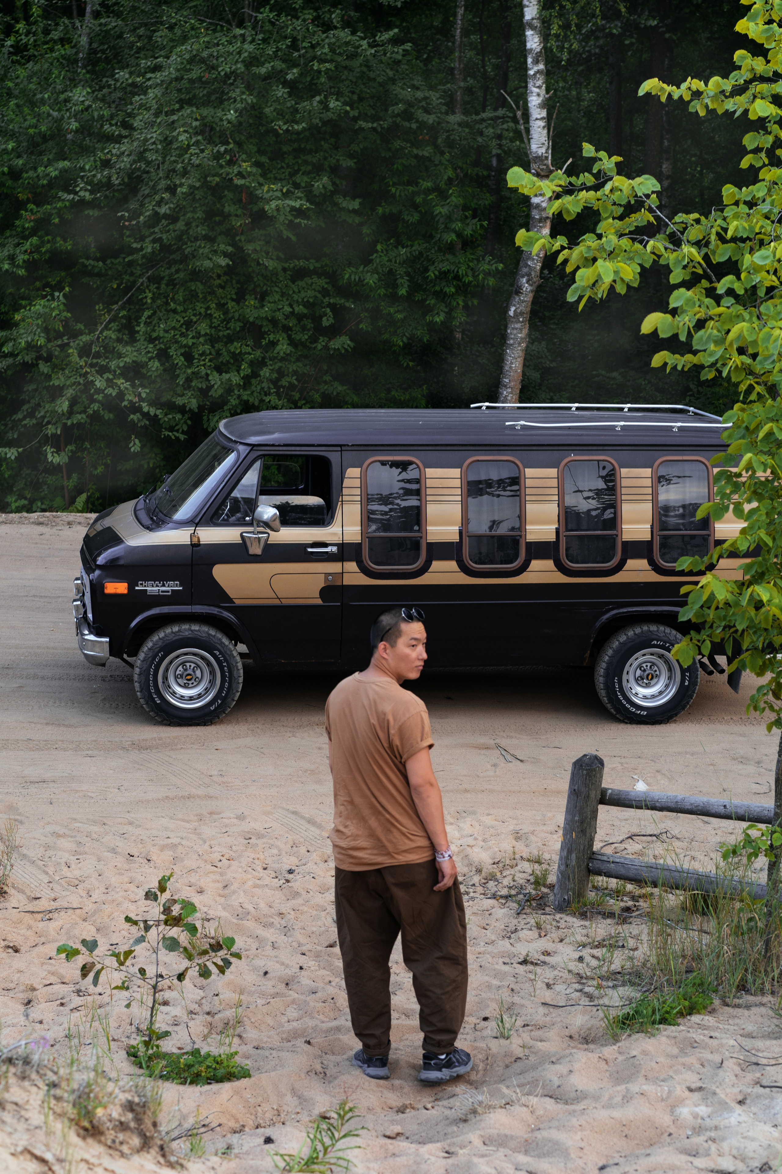 Стильный американский фургон  Chevrolet летом. Автомобильный фотограф Антон Цырулев
