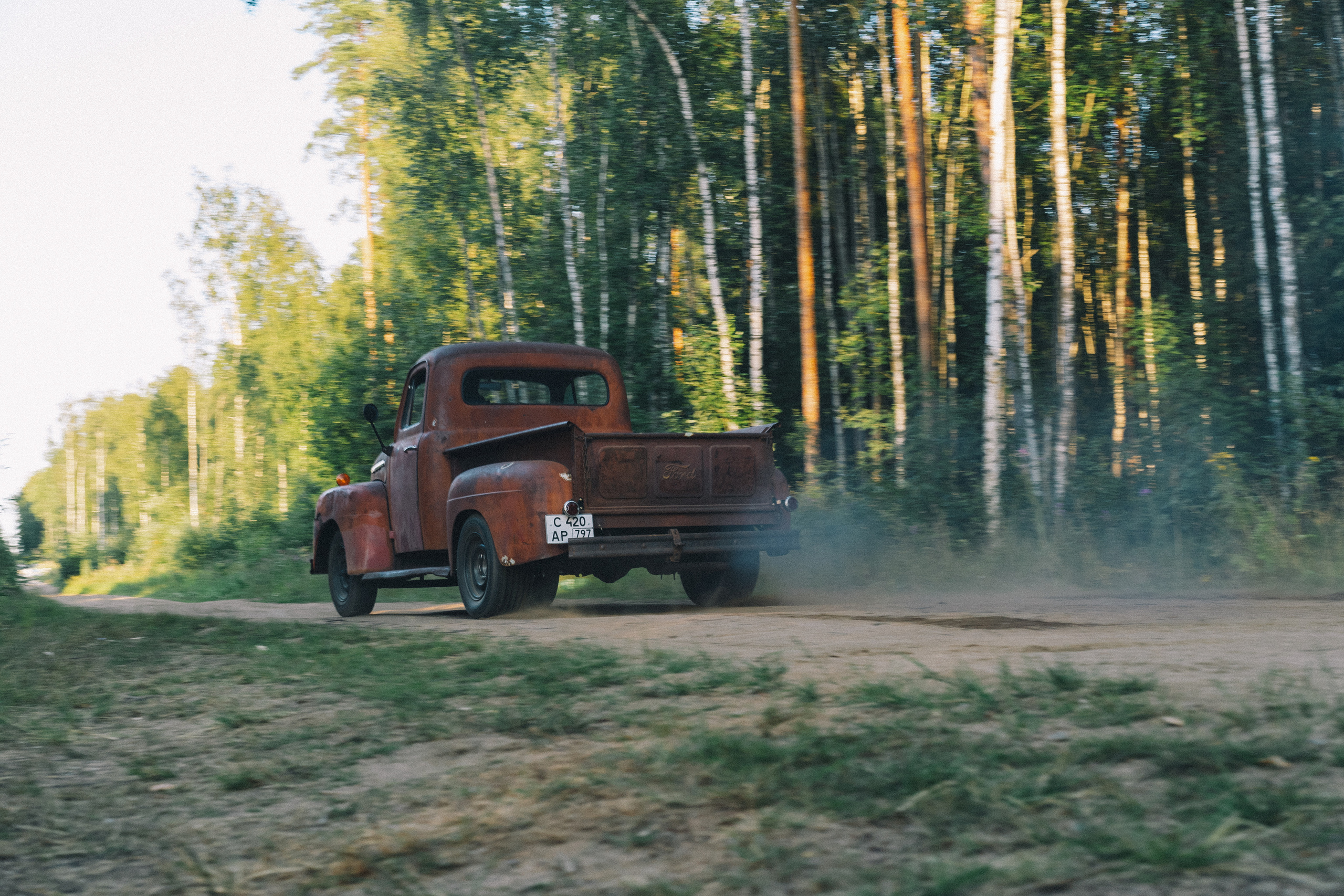 burnout старого американского пикапа 