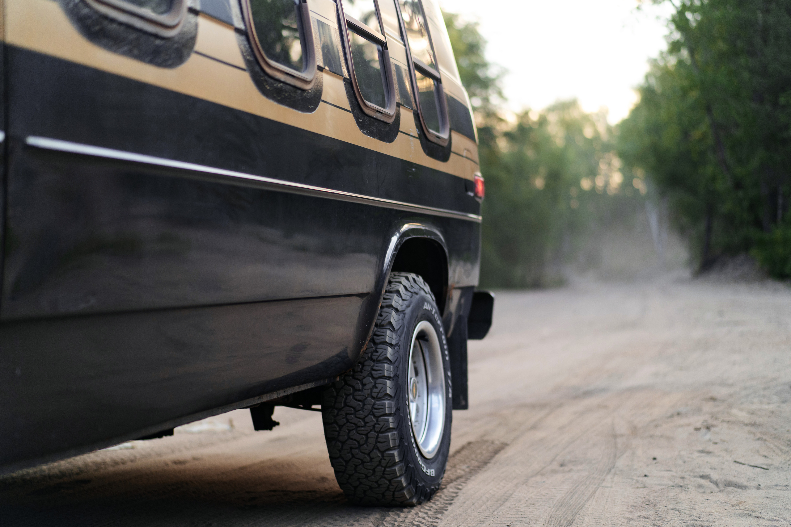 Стильный американский фургон  Chevrolet летом. Автомобильный фотограф Антон Цырулев