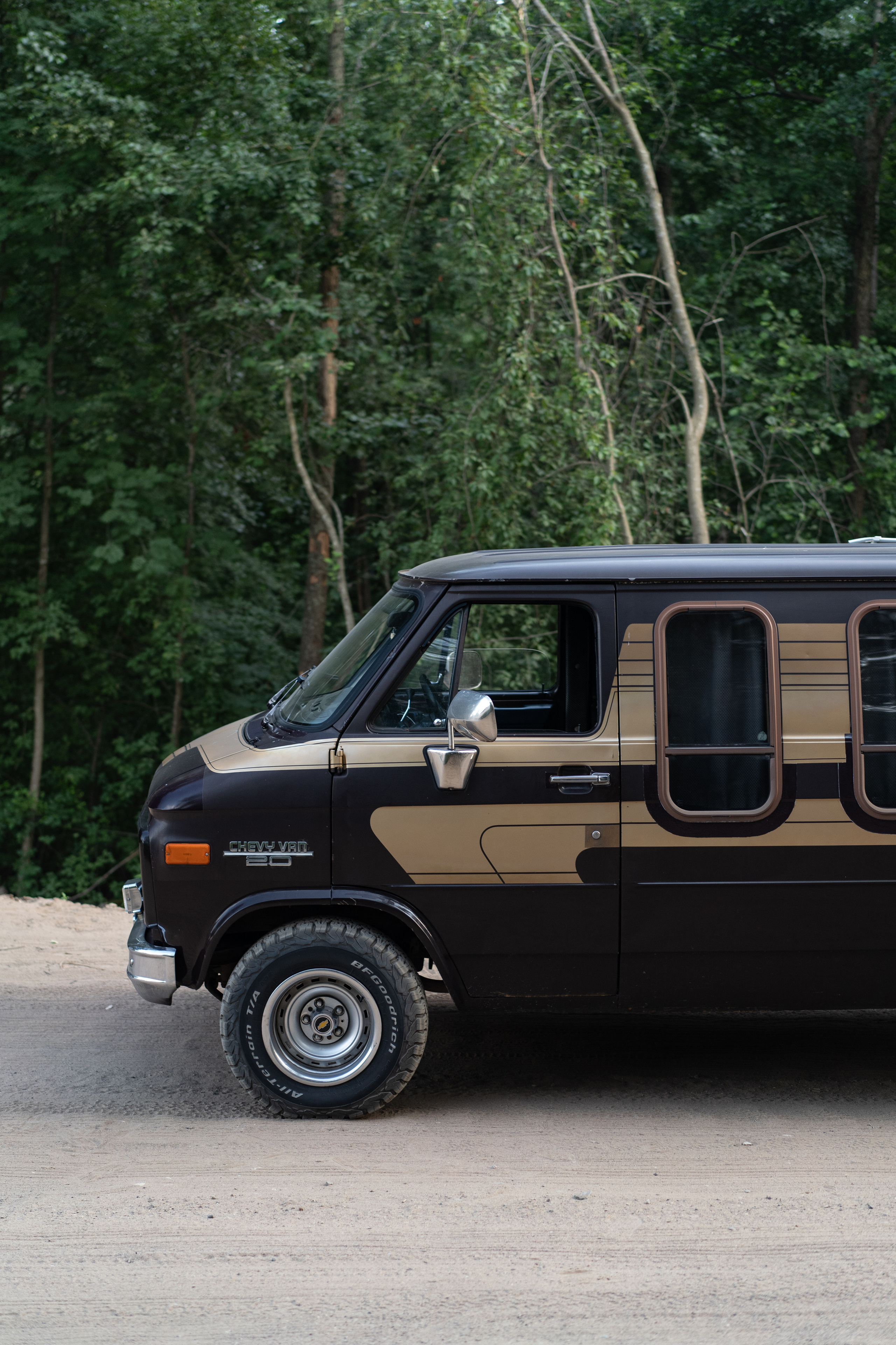 Стильный американский фургон  Chevrolet летом. Автомобильный фотограф Антон Цырулев