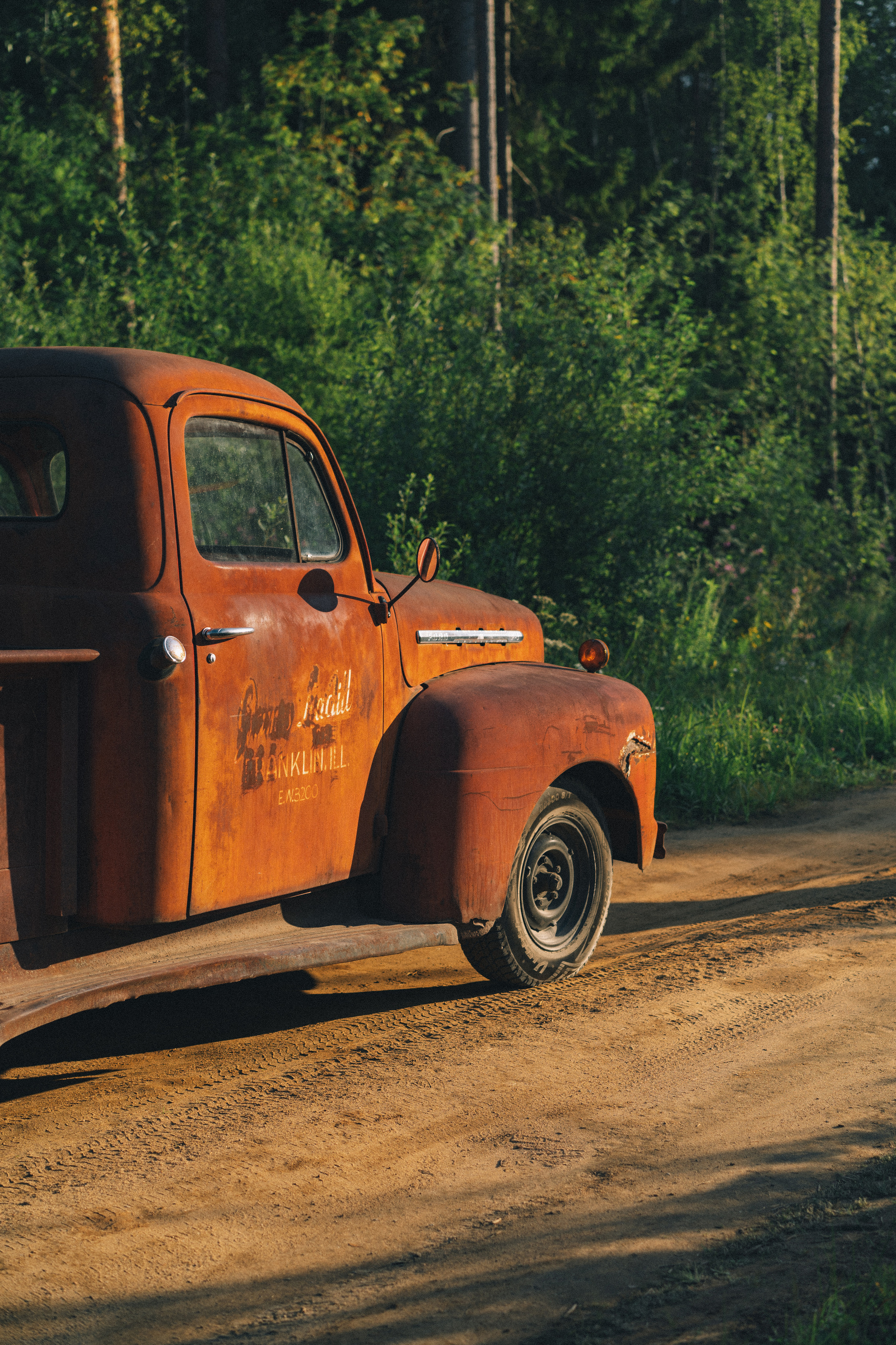 старая ржавая кабина