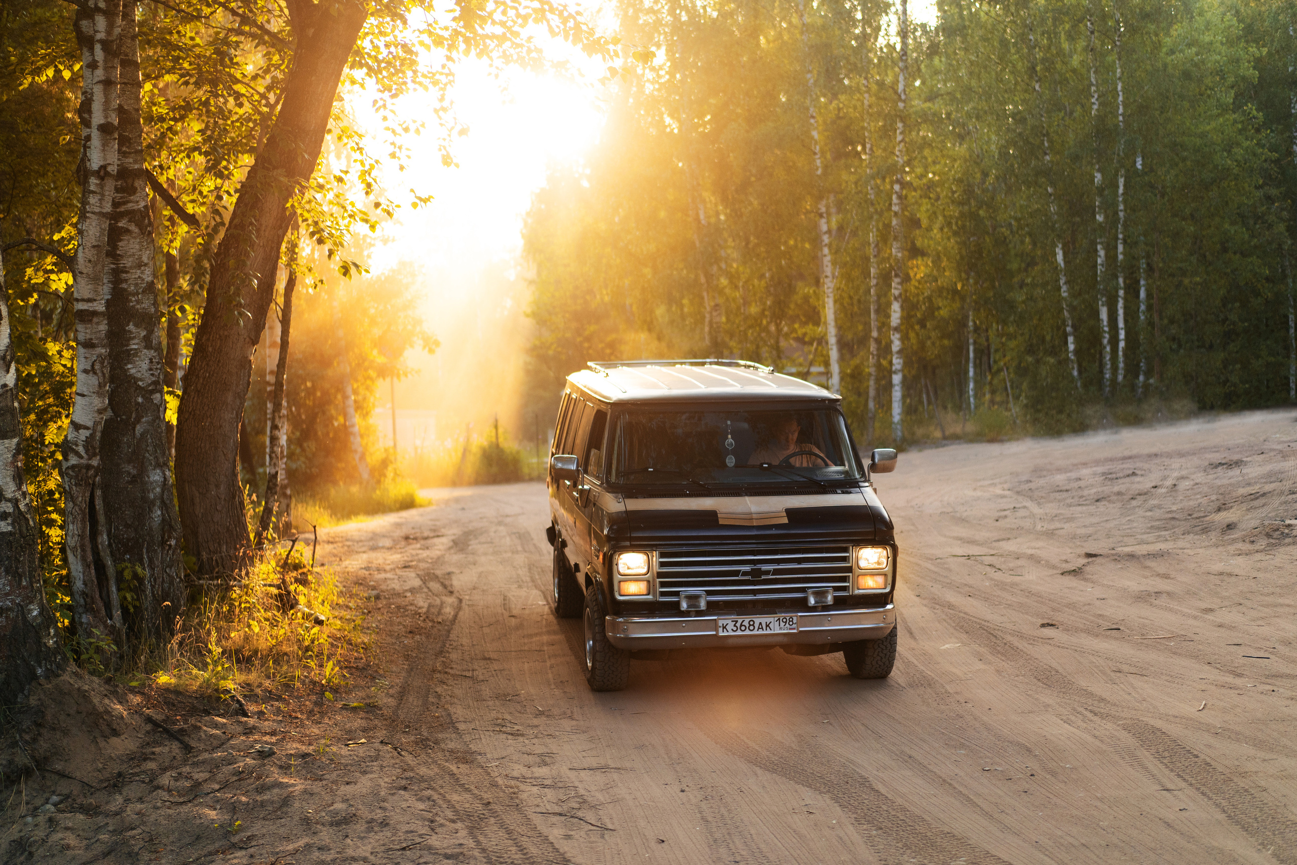 Стильный американский фургон  Chevrolet летом. Автомобильный фотограф Антон Цырулев