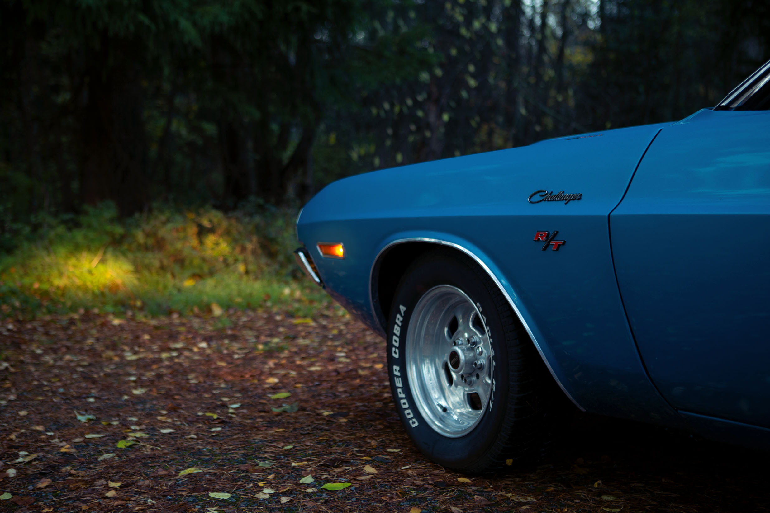 американский мускулкар дождливой осенью